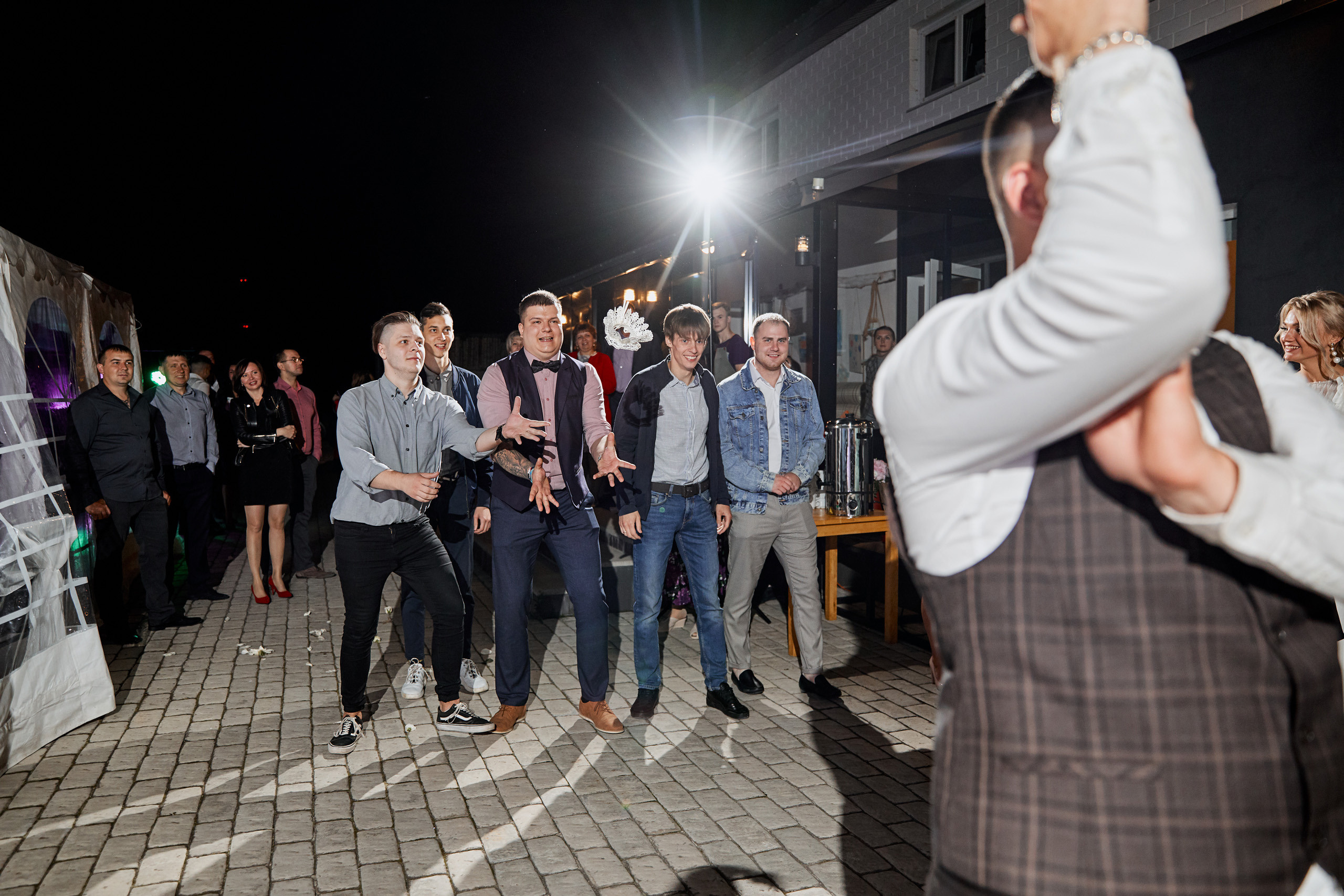 друзья ловят подвязку брошенную женихом