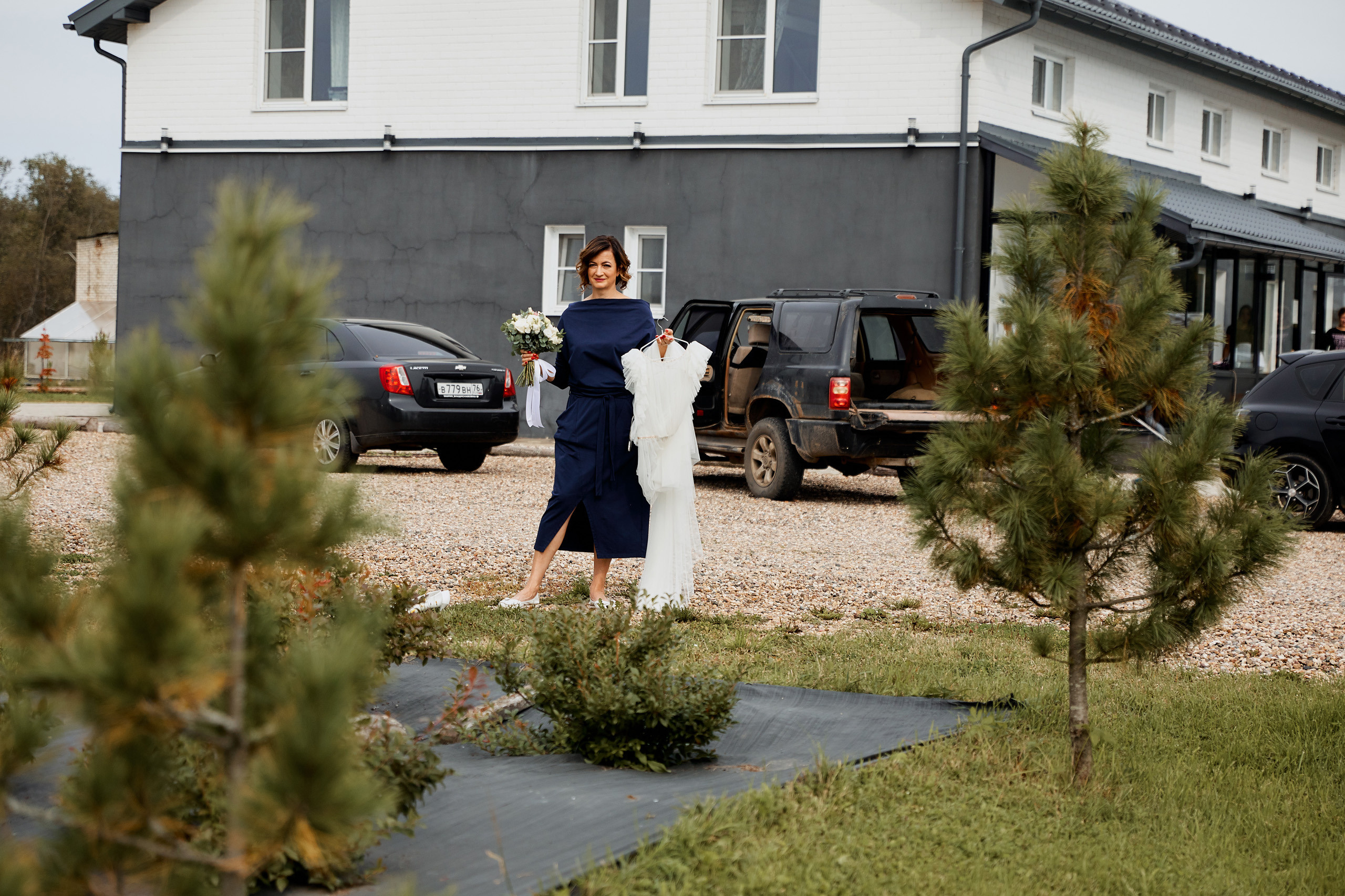 мама невесты ждет дочку, чтобы идти одевать свадебное платье