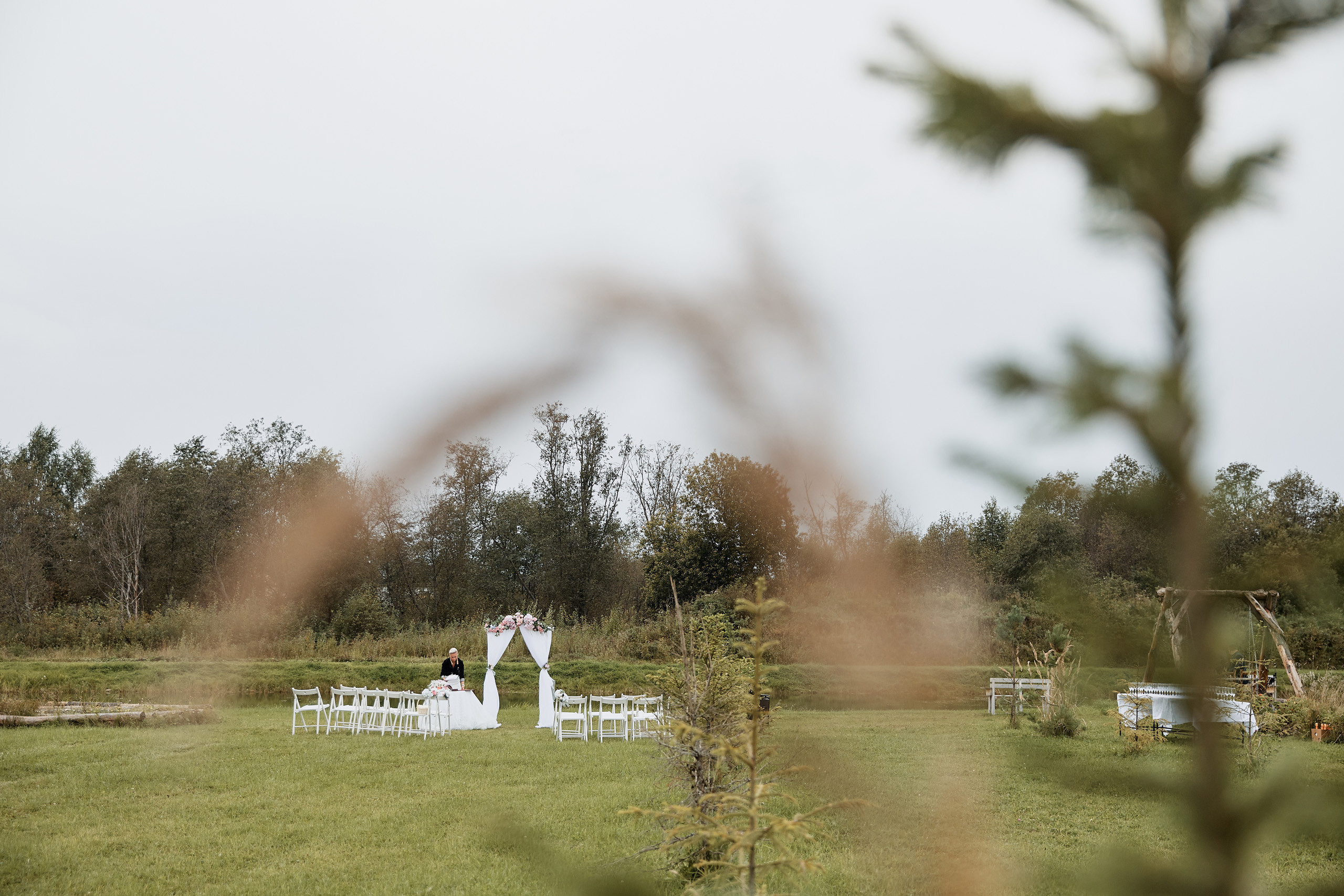 зона для выездной регистрации на берегу пруда в Эко-Усадьбе-Никольское