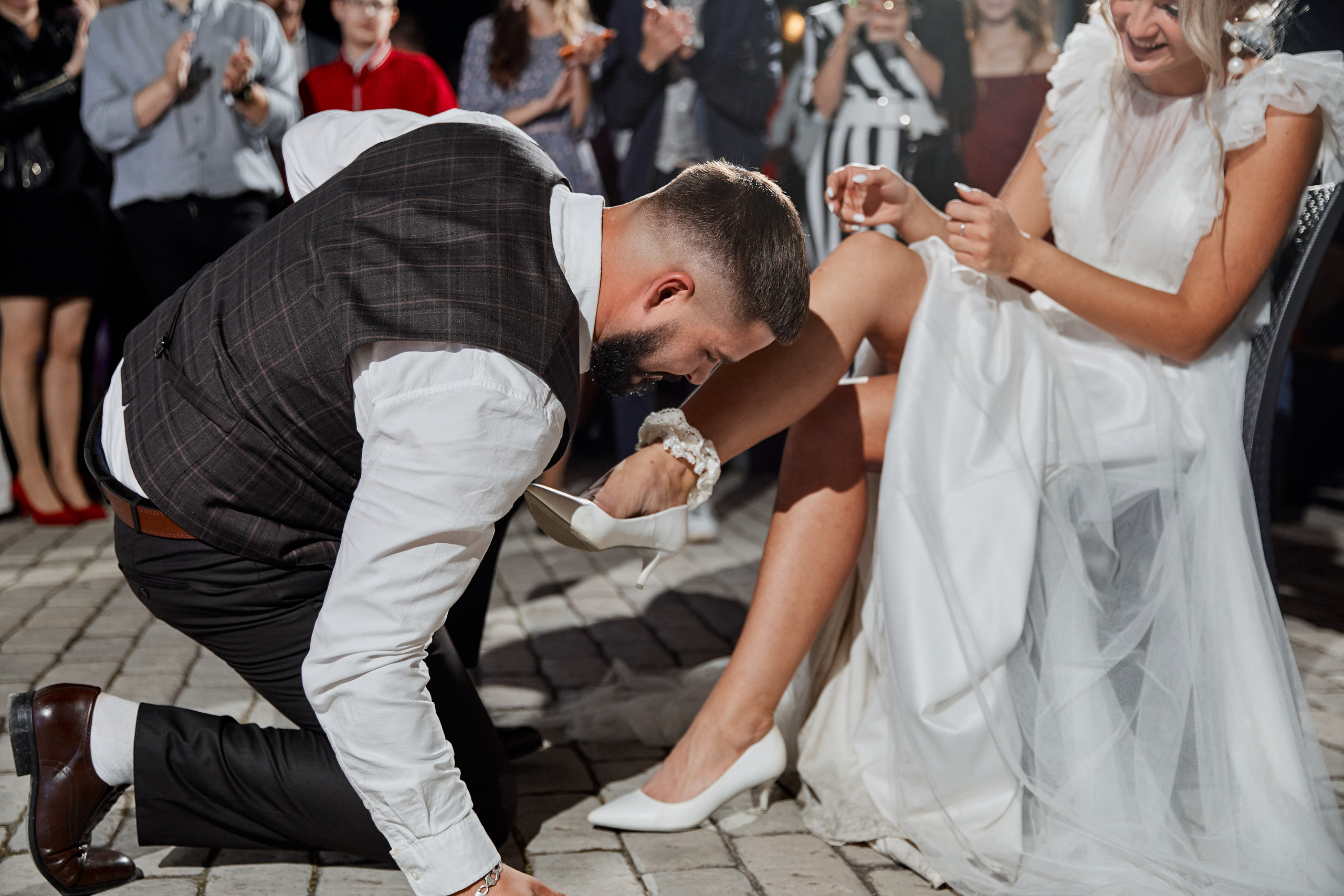 подвязка в зубах жениха