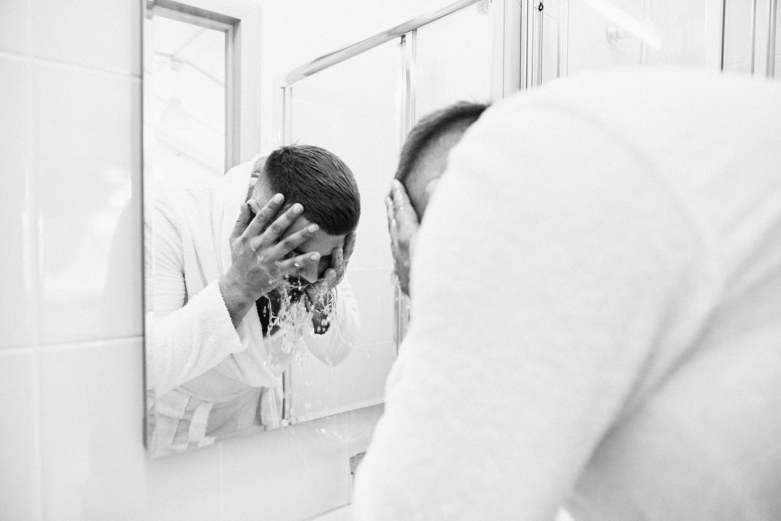 жених умывается перед свадьбой