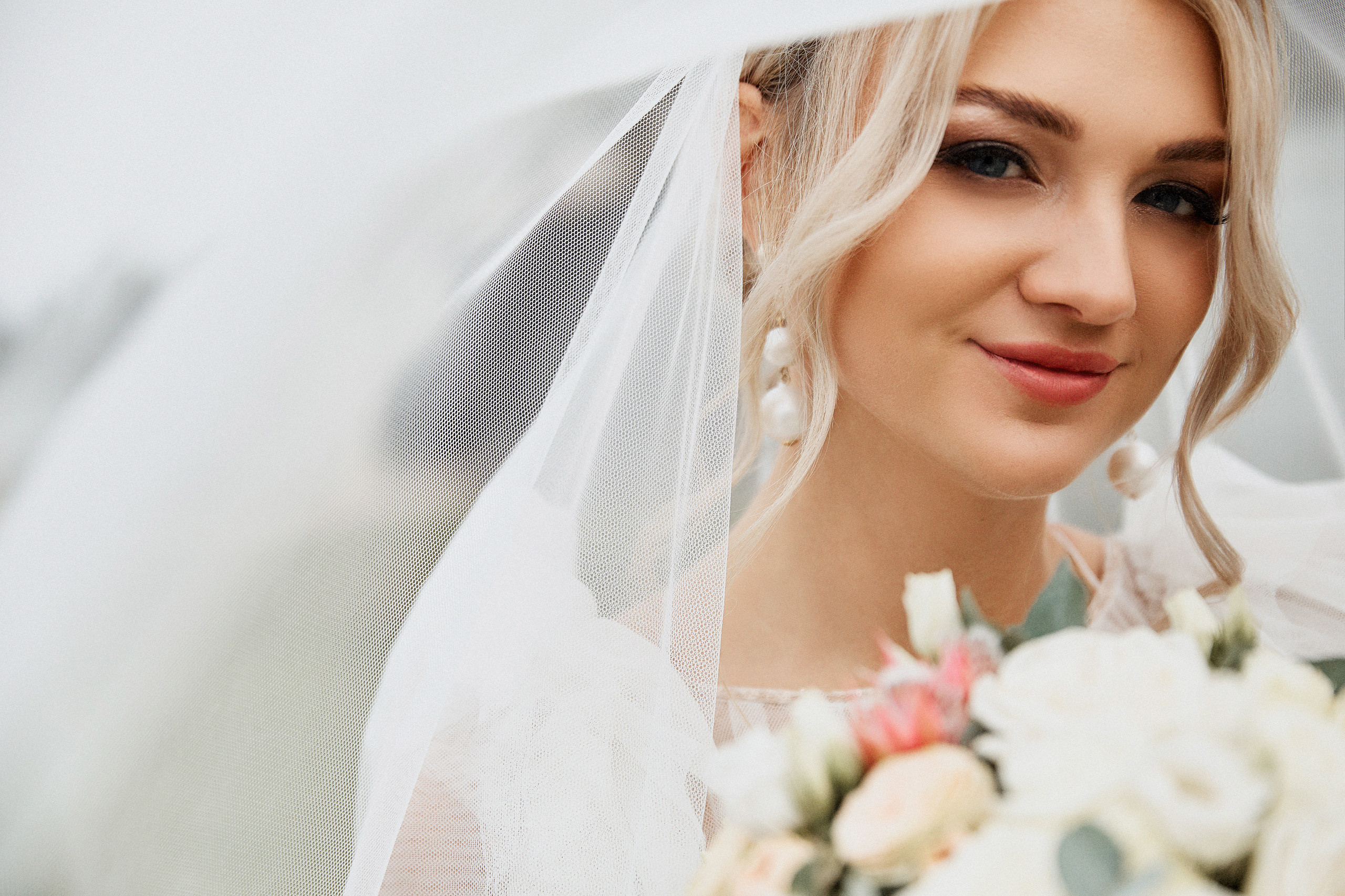 Близкий портрет невесты с красивыми глазами