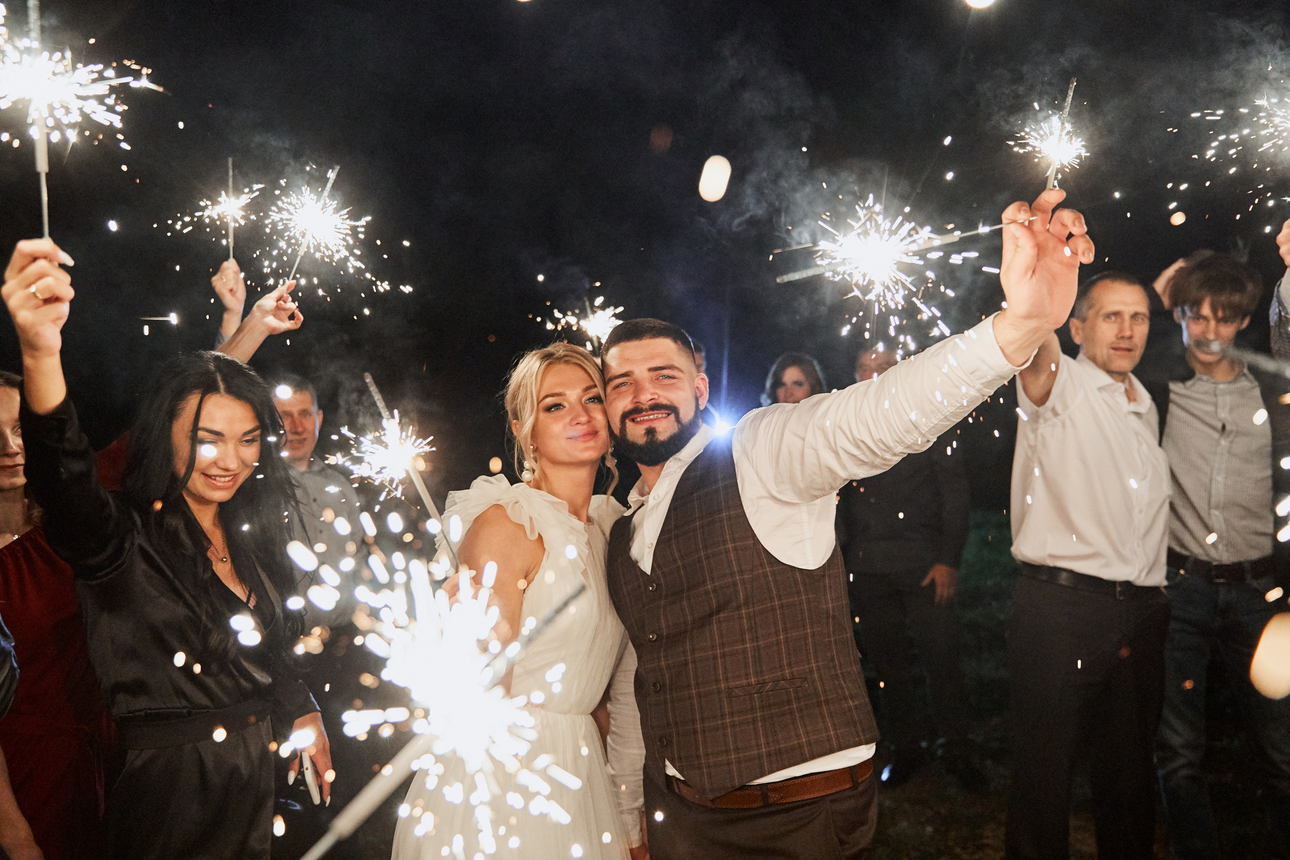 красивые, счастливые улыбки молодожёнов в толпе любящих людей