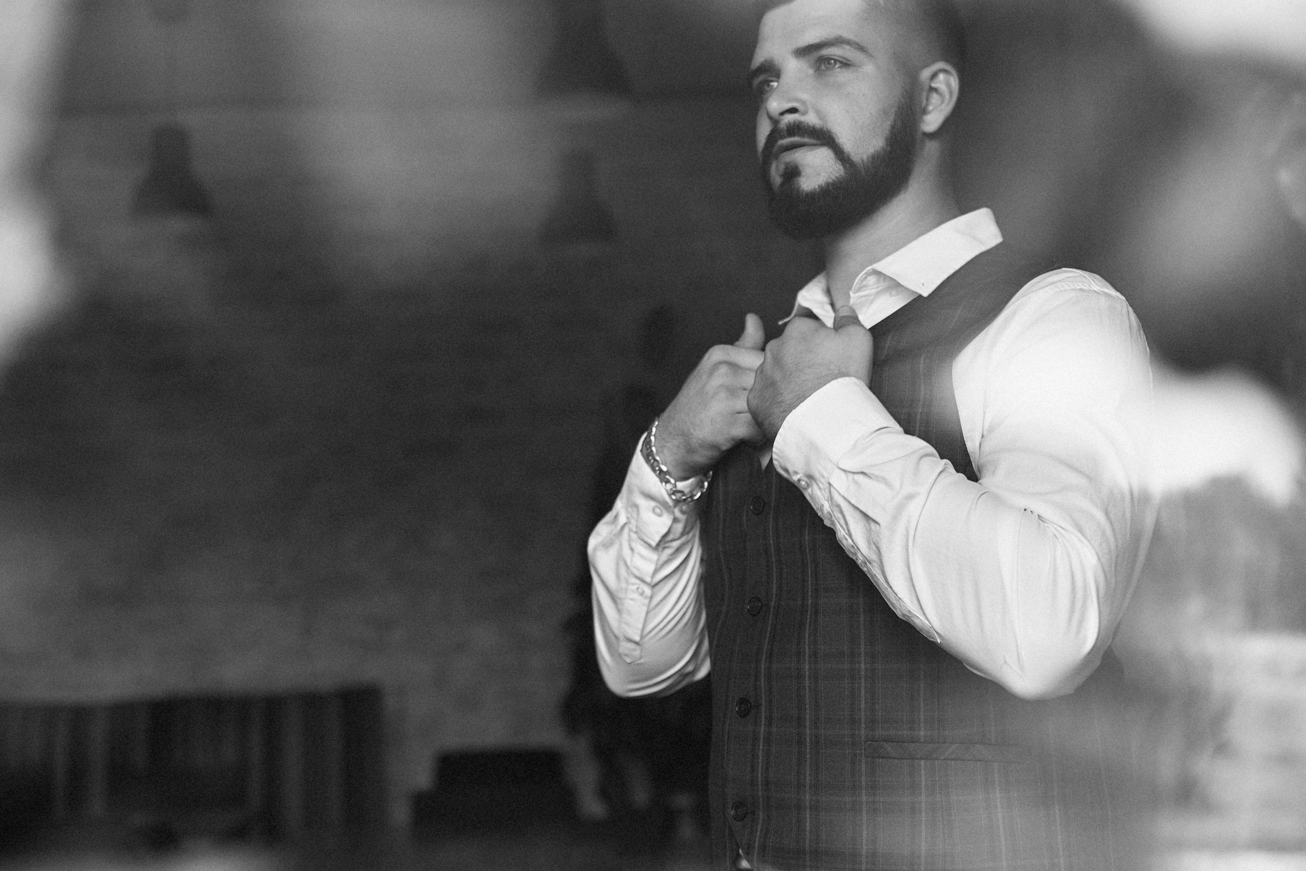 брутальный жених смотрит в окно