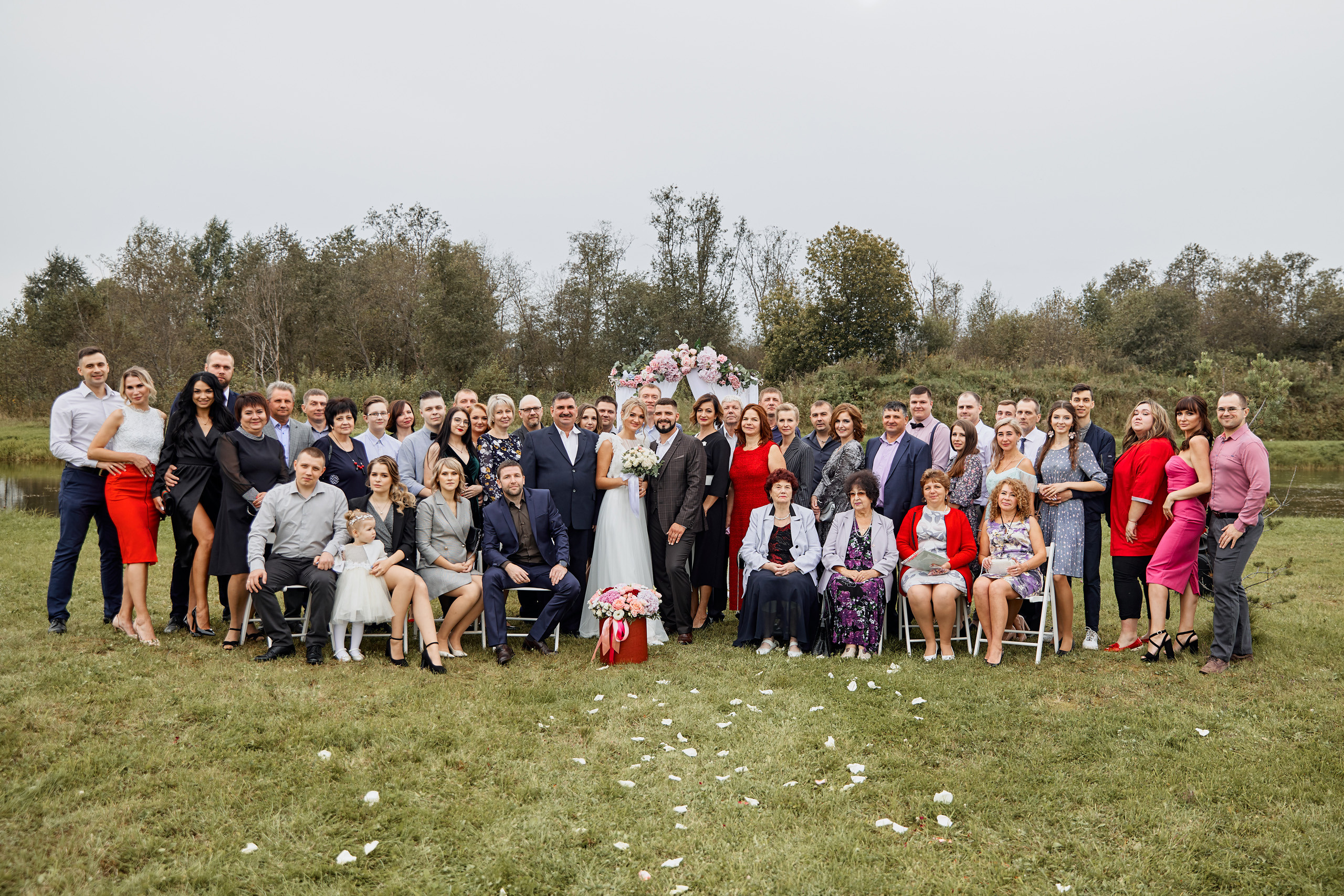 общая фотография гостей со свадьбы в Эко-Усадьба-Никольское