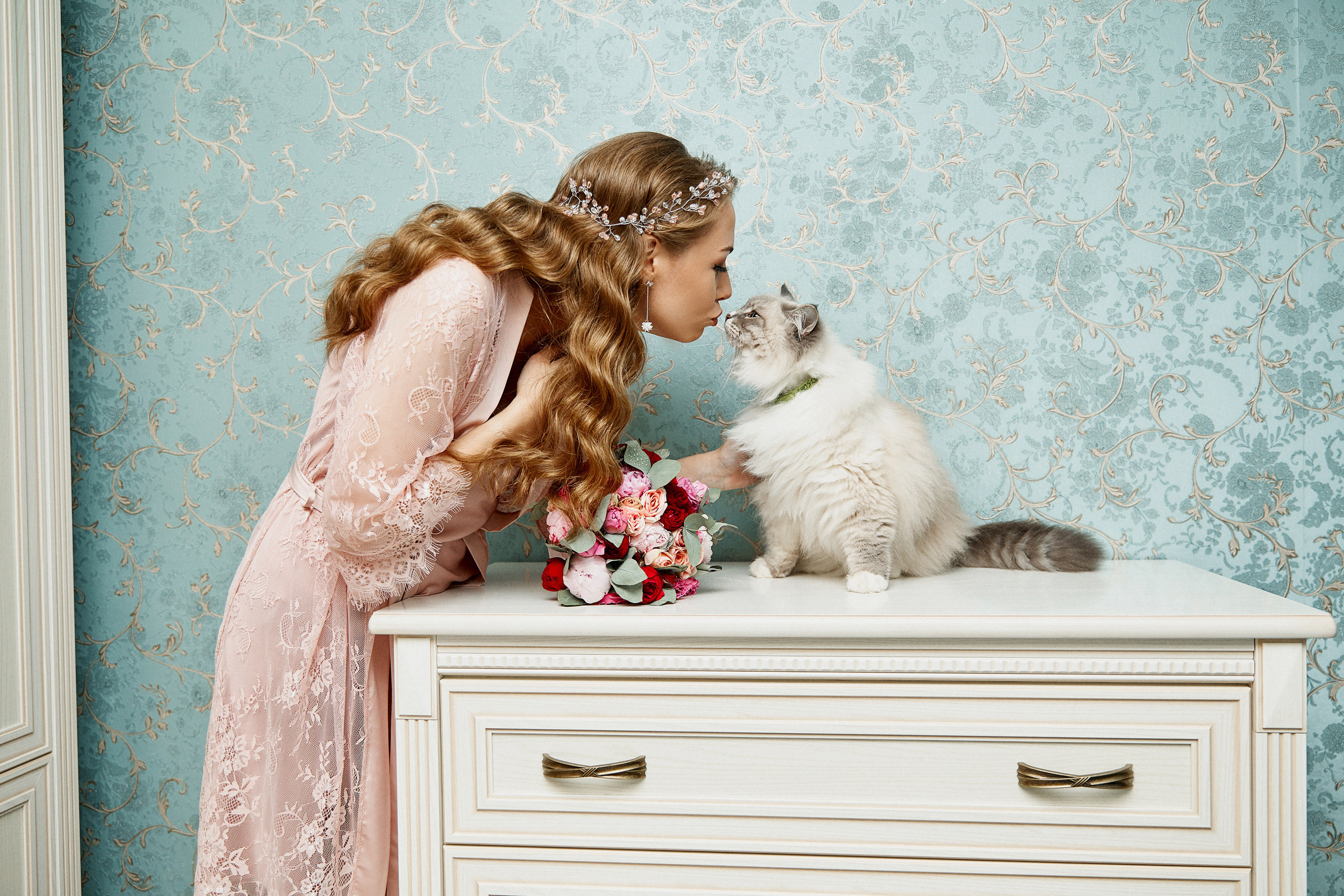 невеста целует свою любимую кошку