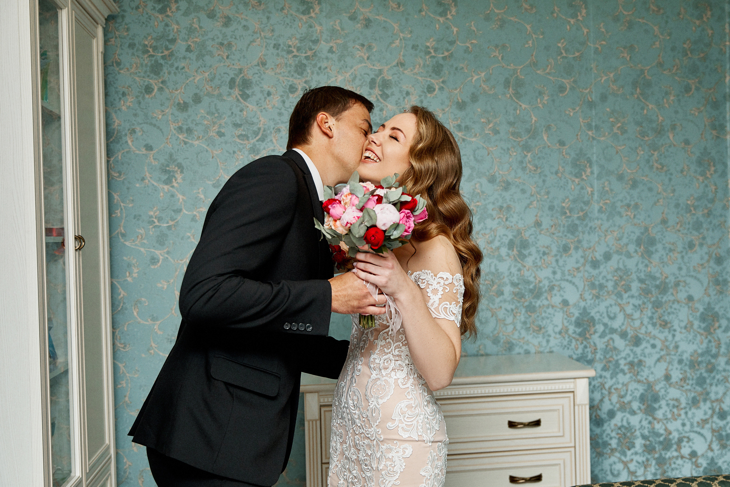 жених целует свою невесту при первой встрече