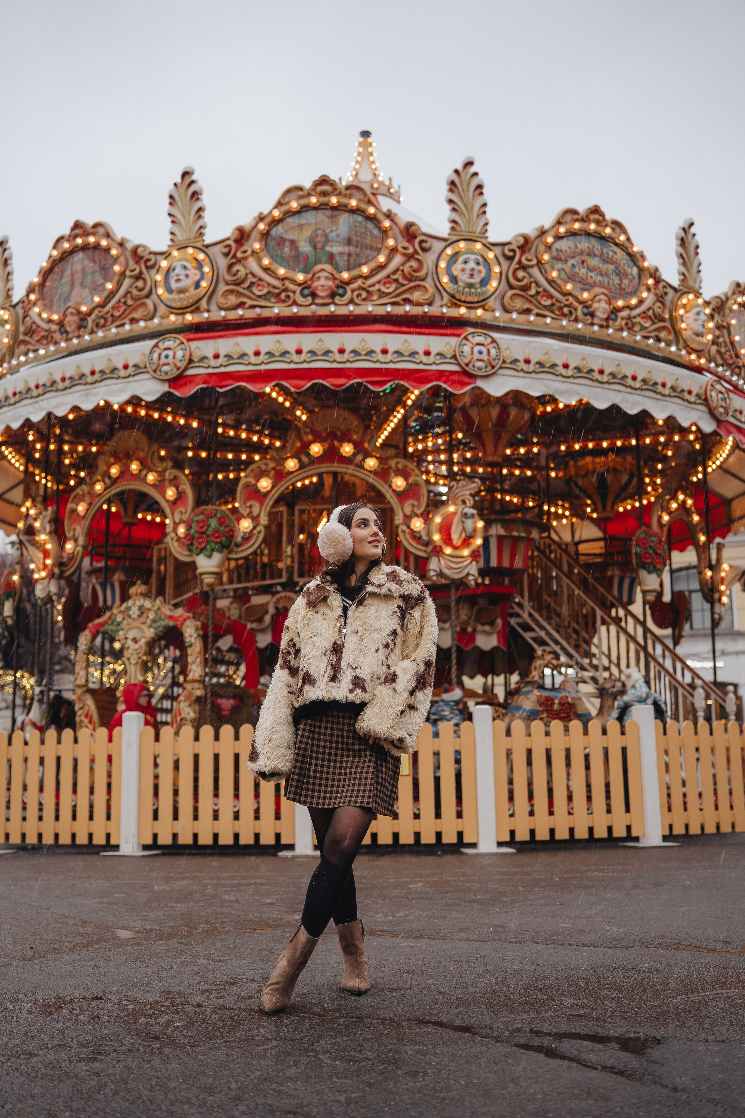 ПРОГУЛКА НА МАНЕЖНОЙ ПЛОЩАДИ ДЛЯ ДЕВУШКИ ПЕРЕД НОВЫМ ГОДОМ (НОВОГОДНЯЯ ФОТОСЕССИИЯ НА МАНЕЖНОЙ ПЛОЩАДИ). Профессиональный фотограф, Санкт-Петербург — Виктория Богомолова