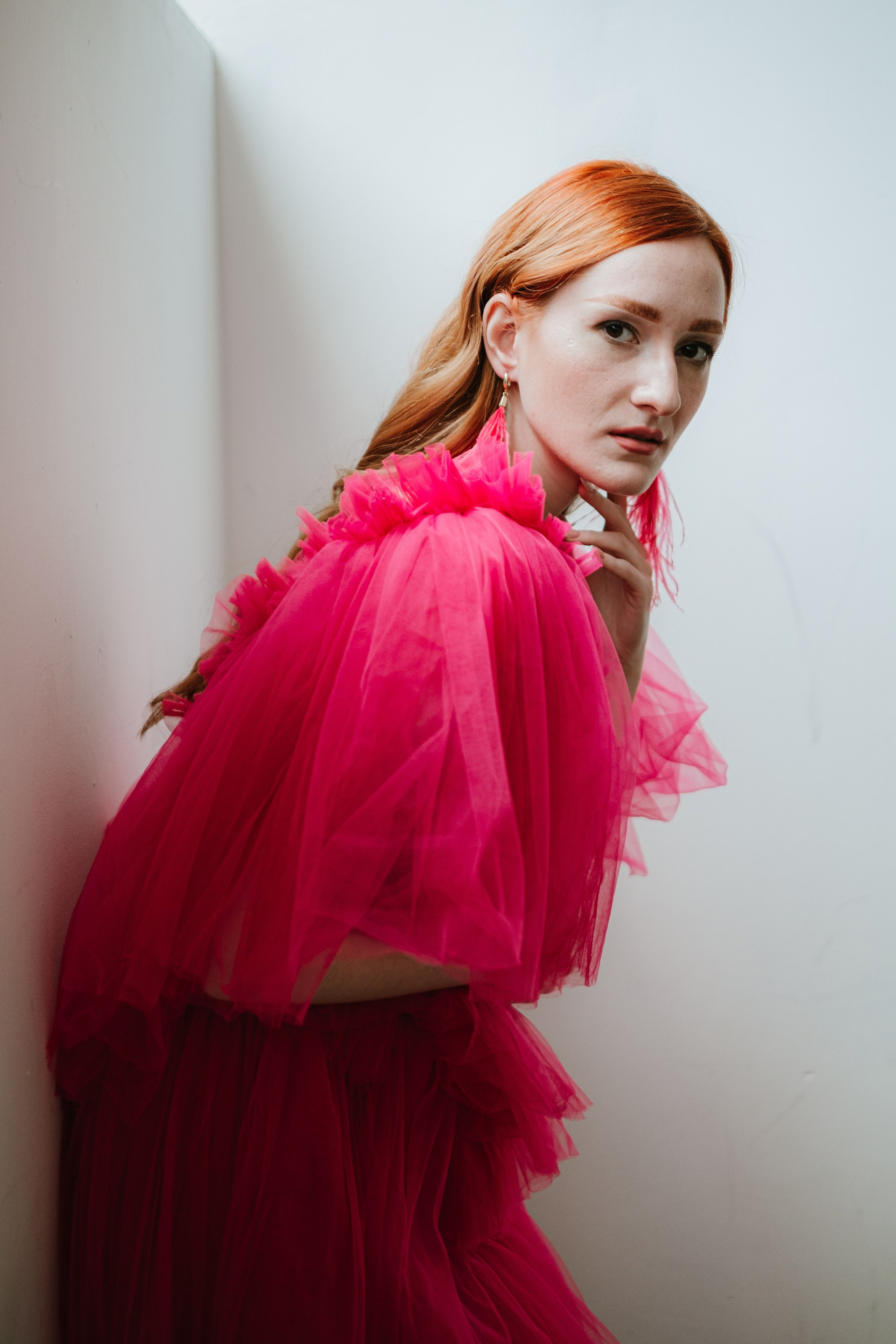 Студийная фотосессия в Москве, с красивым платьем цвета фуксии
