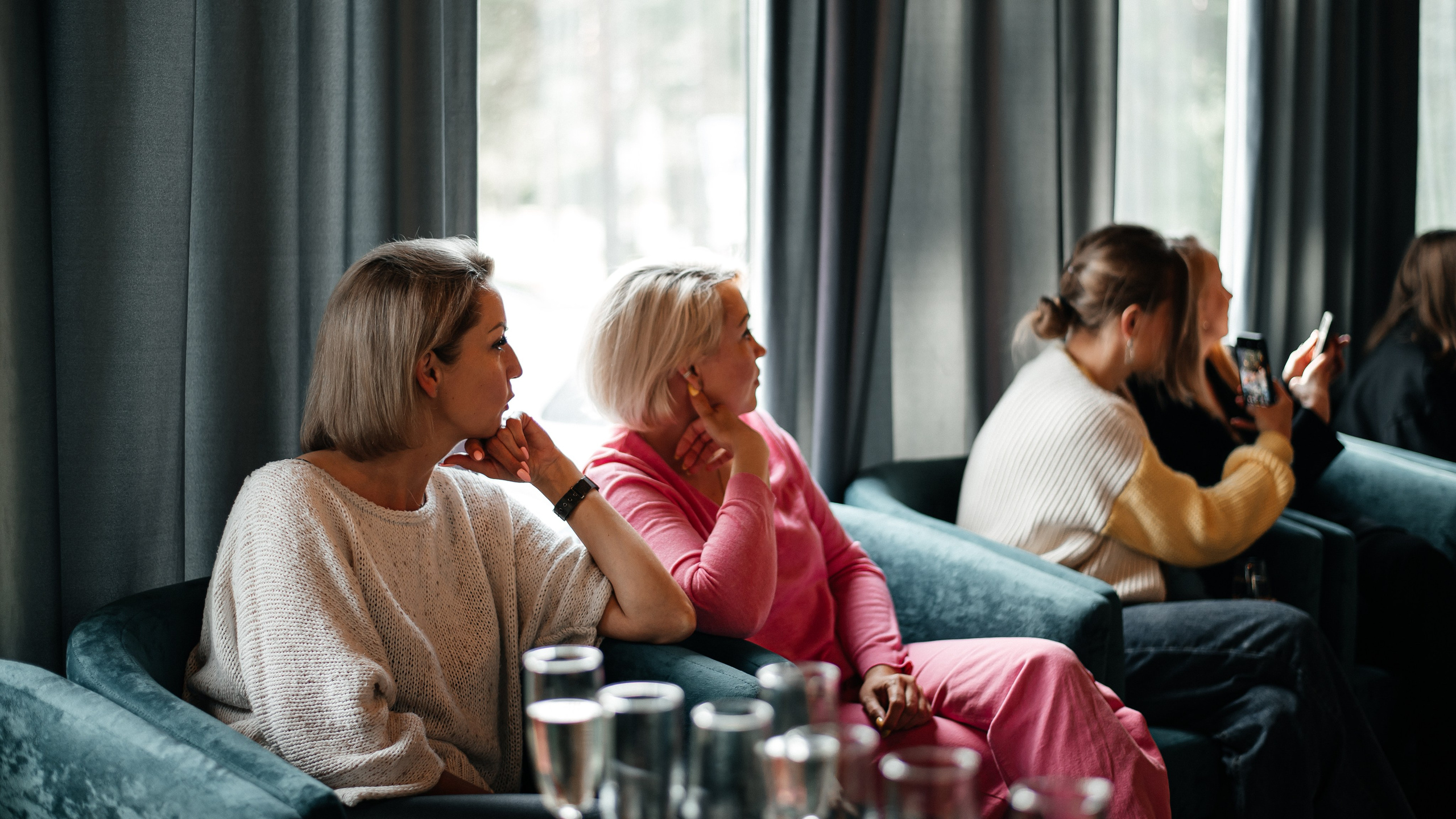 Презентация картины Карима в Париже. Фотограф Нижний Новгород