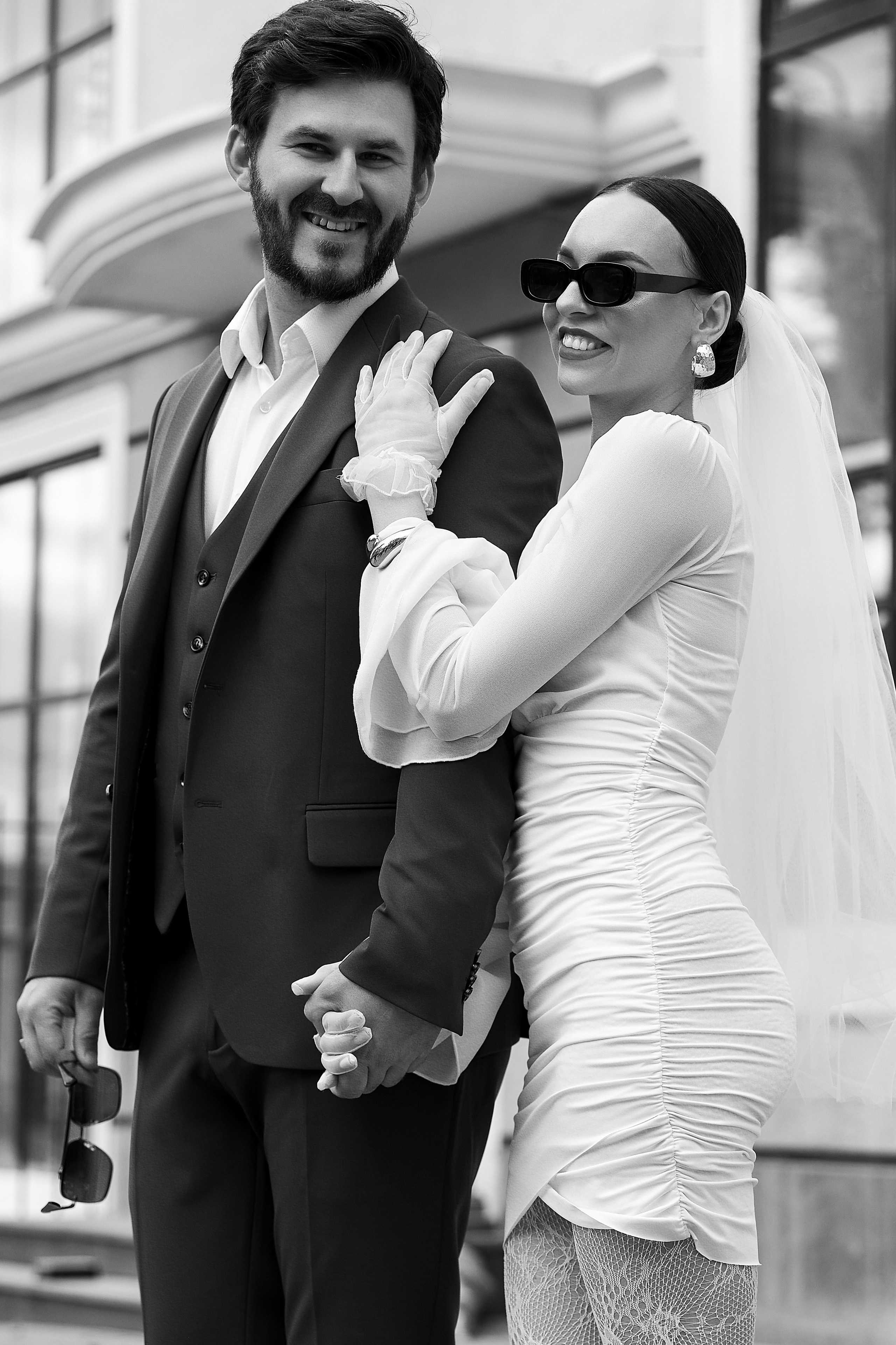 Модный портрет пары в современных нарядах и солнечных очках. Фотограф: Орешина Елена.