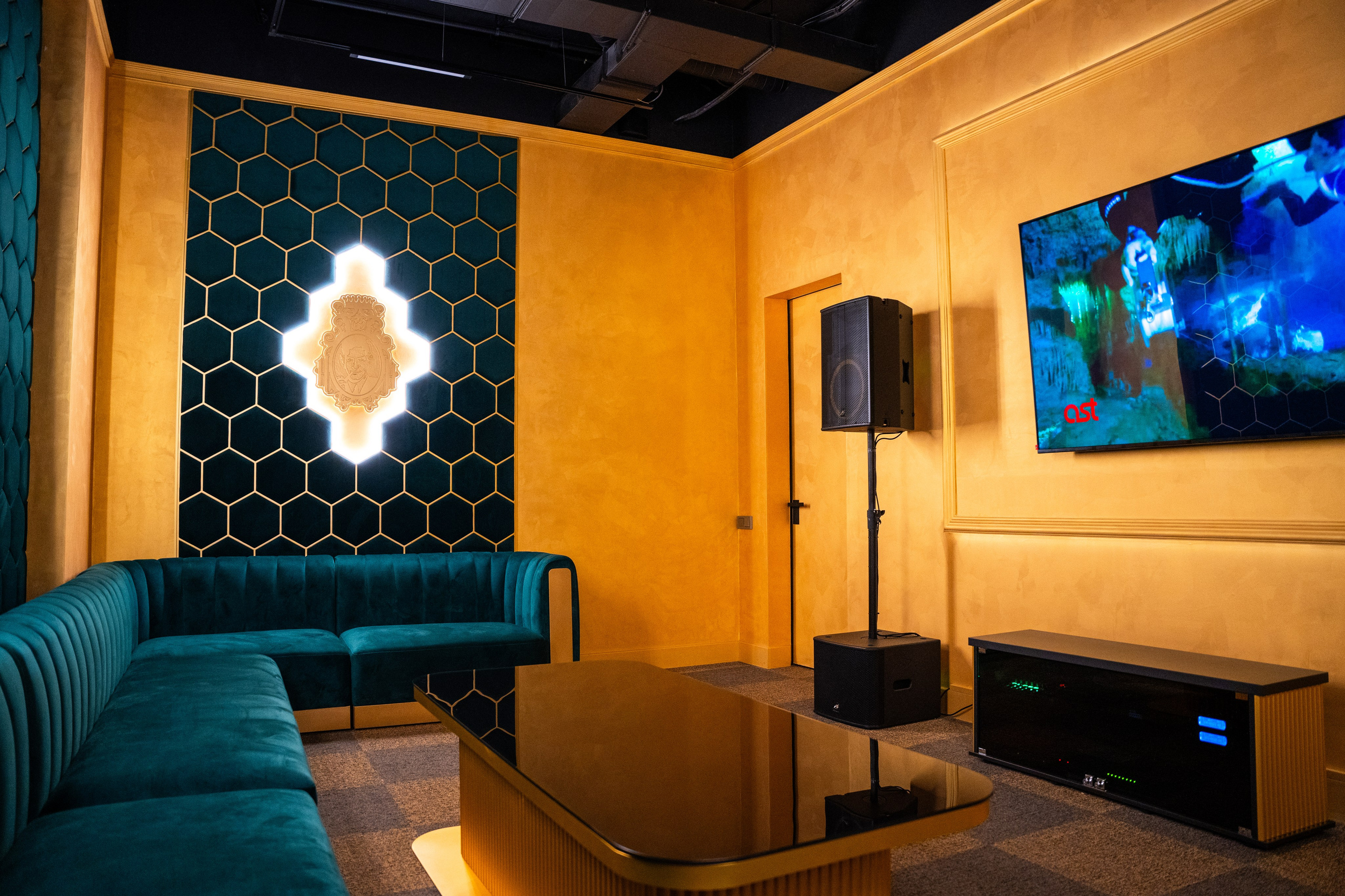 Фотосъемка интерьера стриптиз-клуба Hefner — элитный клуб Краснодара. Интерьерная фотосъемка клуба Hefner в Краснодаре — профессионально. Шедевры для Вас! Фотограф и Видеограф в Краснодаре Пахиев Руслан