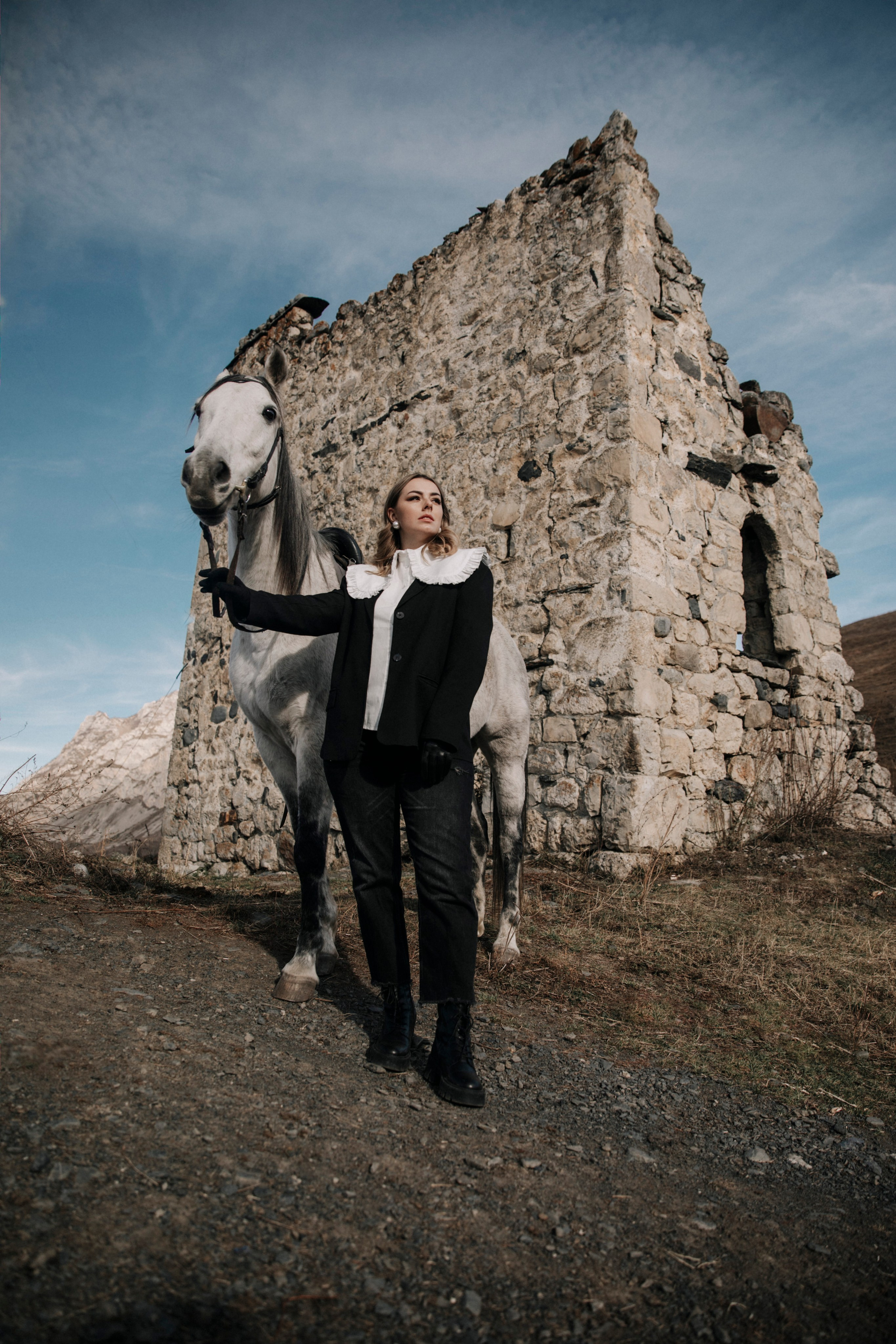 фотосессия с лошадью, фотосессия, лошадь, фотосессия в горах, фото с конем, фотография с лошадью, фотосессия, горы, Кавказ, фотосессия в песках, фотограф Осколкова Ульяна