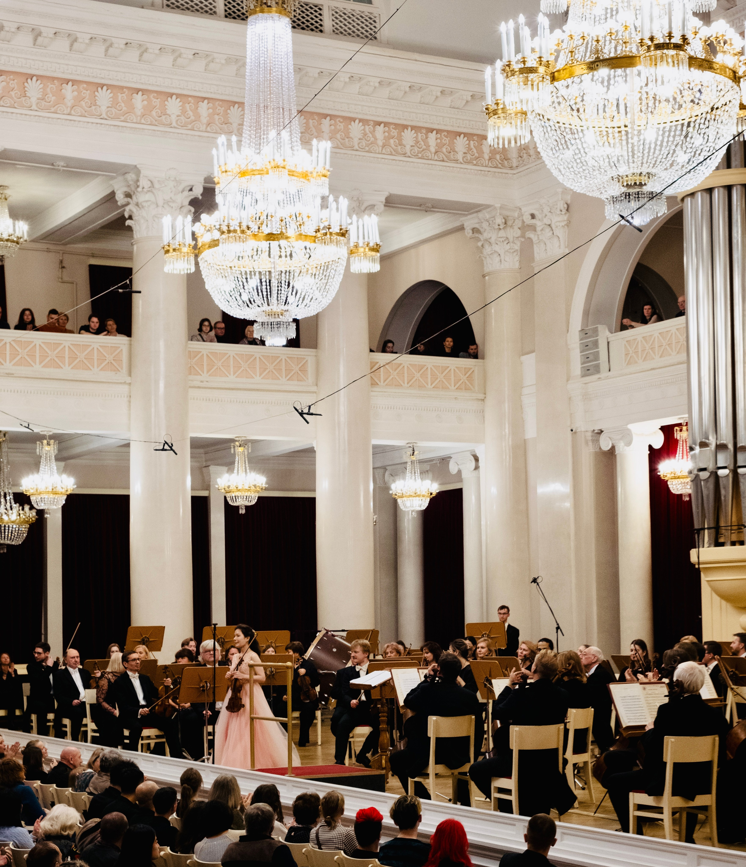 На сцене. Скрипачка Анна Савкина