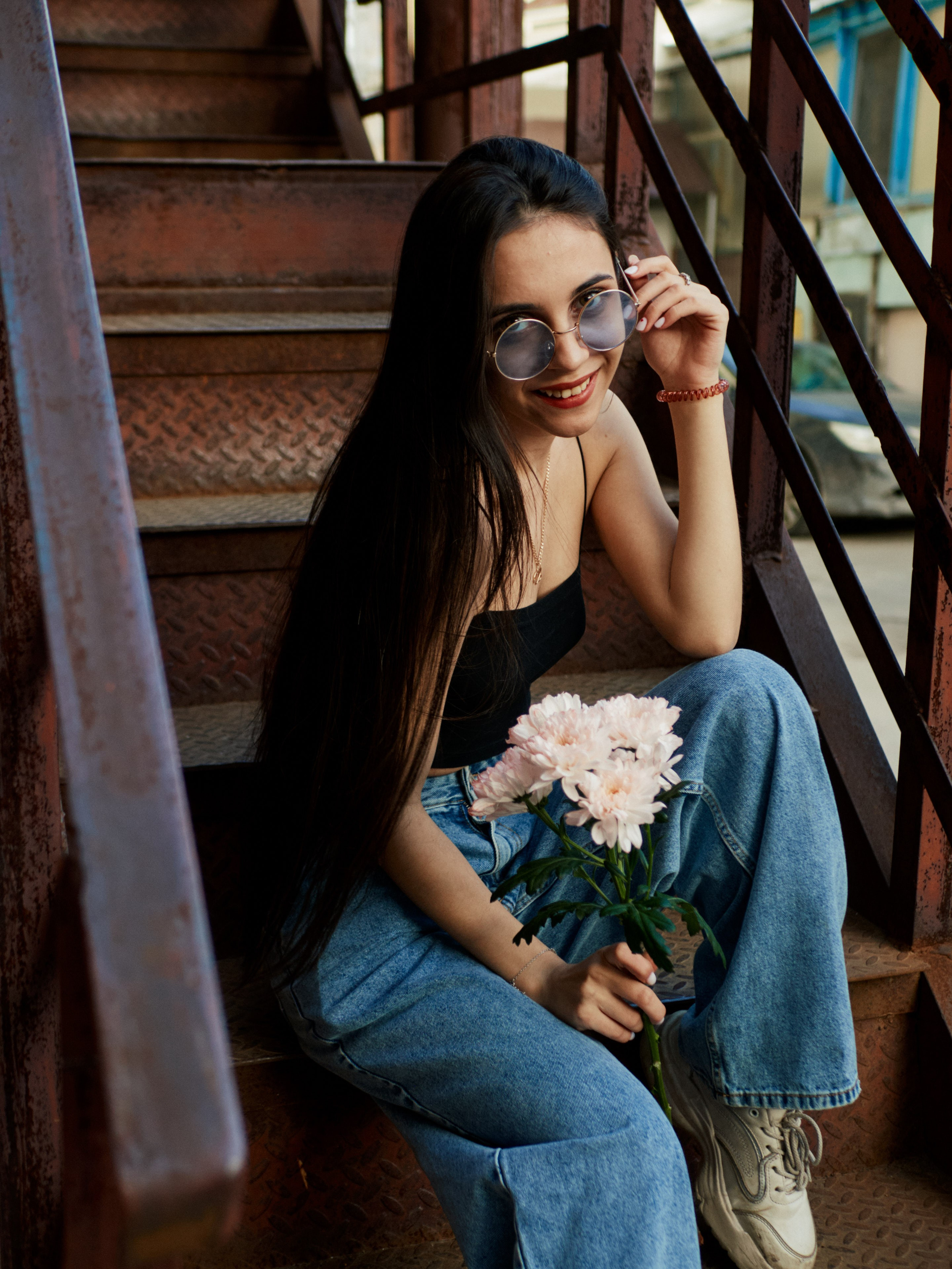 Девушка в цветком на лестнице