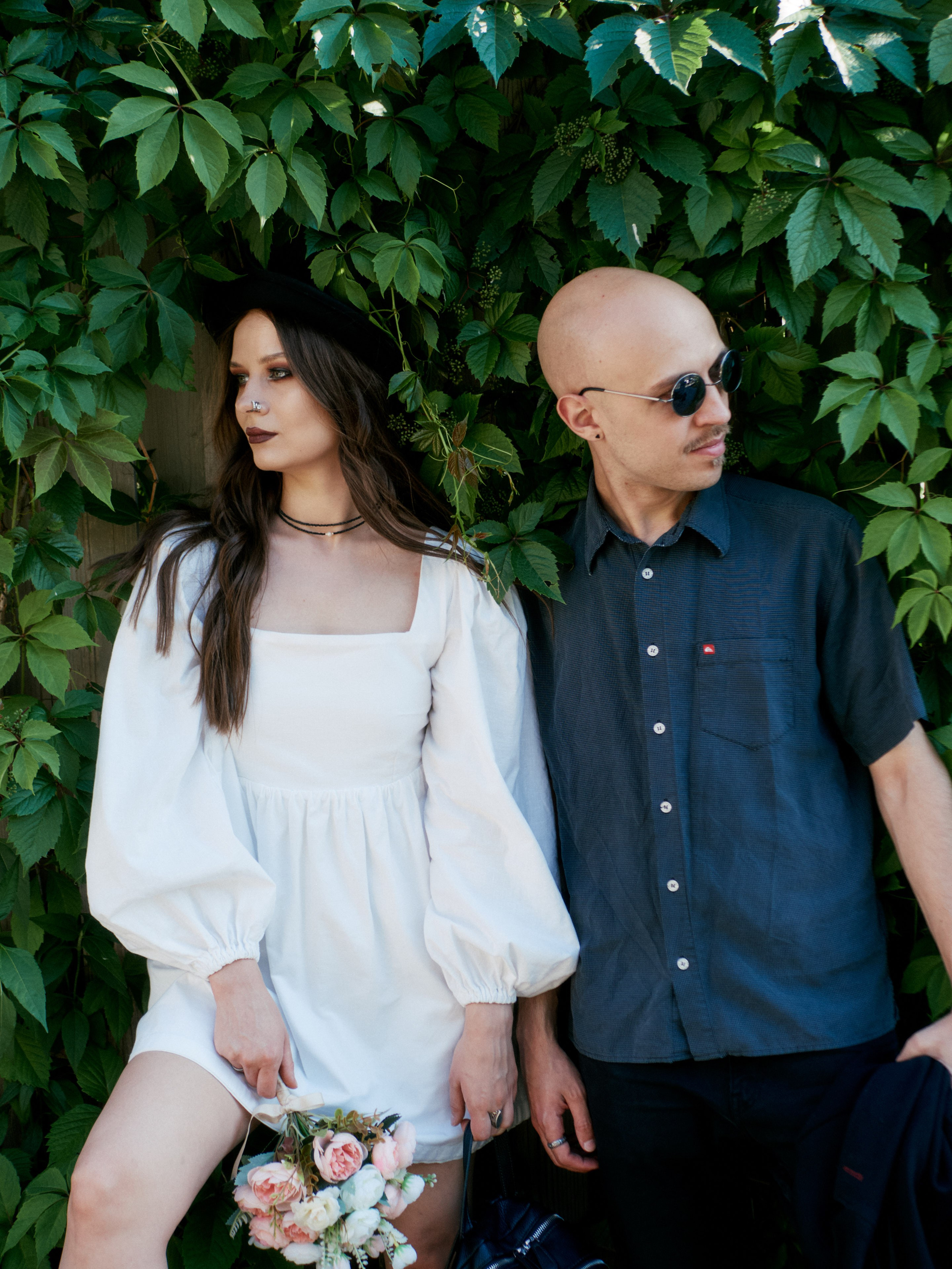 Стильный летний образ на фоне зелёных насаждений