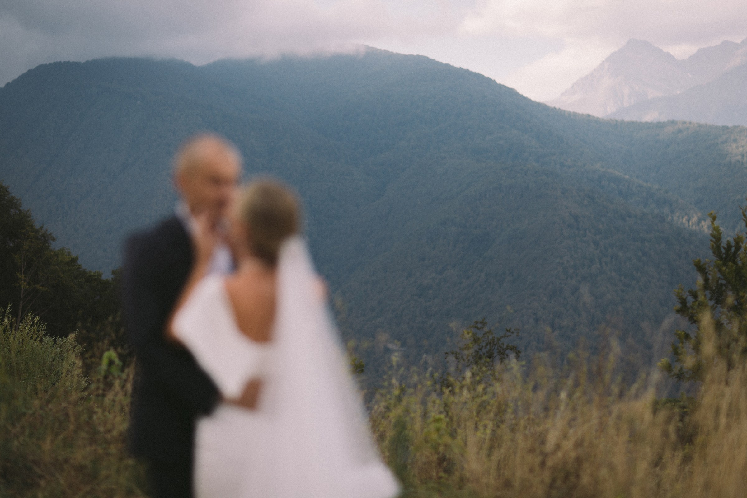 Свадебный день для двоих: сборы невесты в пятизвёздочном отеле и прогулкой пары в горах Красной поляны. Свадебный, репортажный и портретный фотограф Сочи, Краснодар. Александра Зайцева