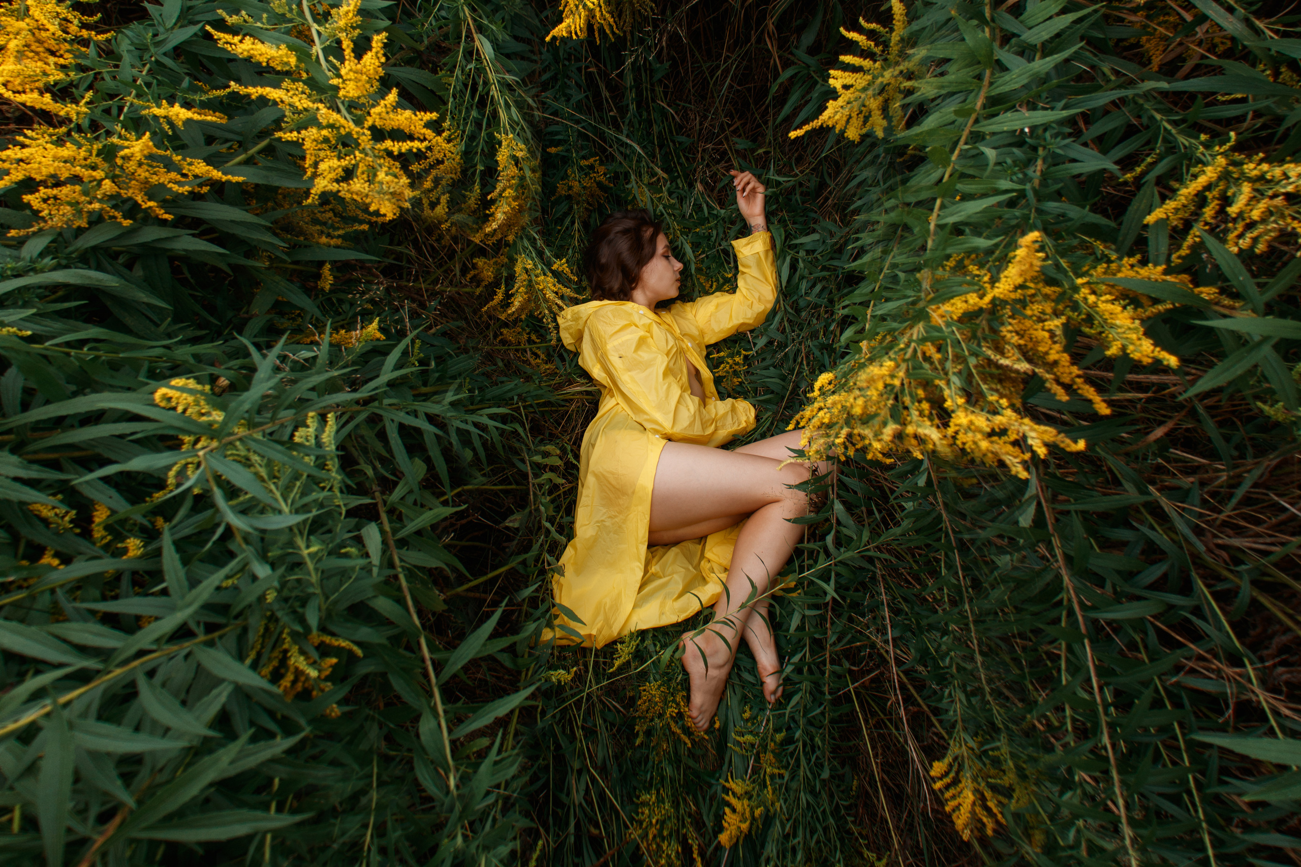 Фотосессия полуголой девушки в желтом дождевике на природе.