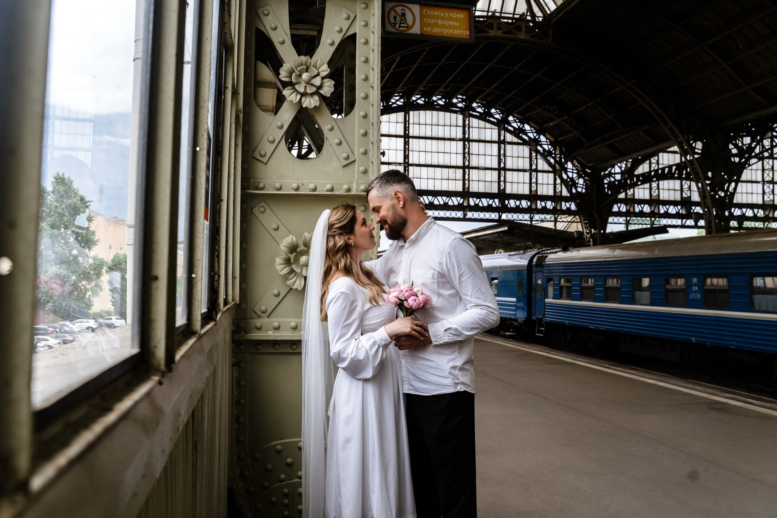 Свадебная прогулка фотосессия на вокзале. Фотограф Екатерина в городе Новороссийск