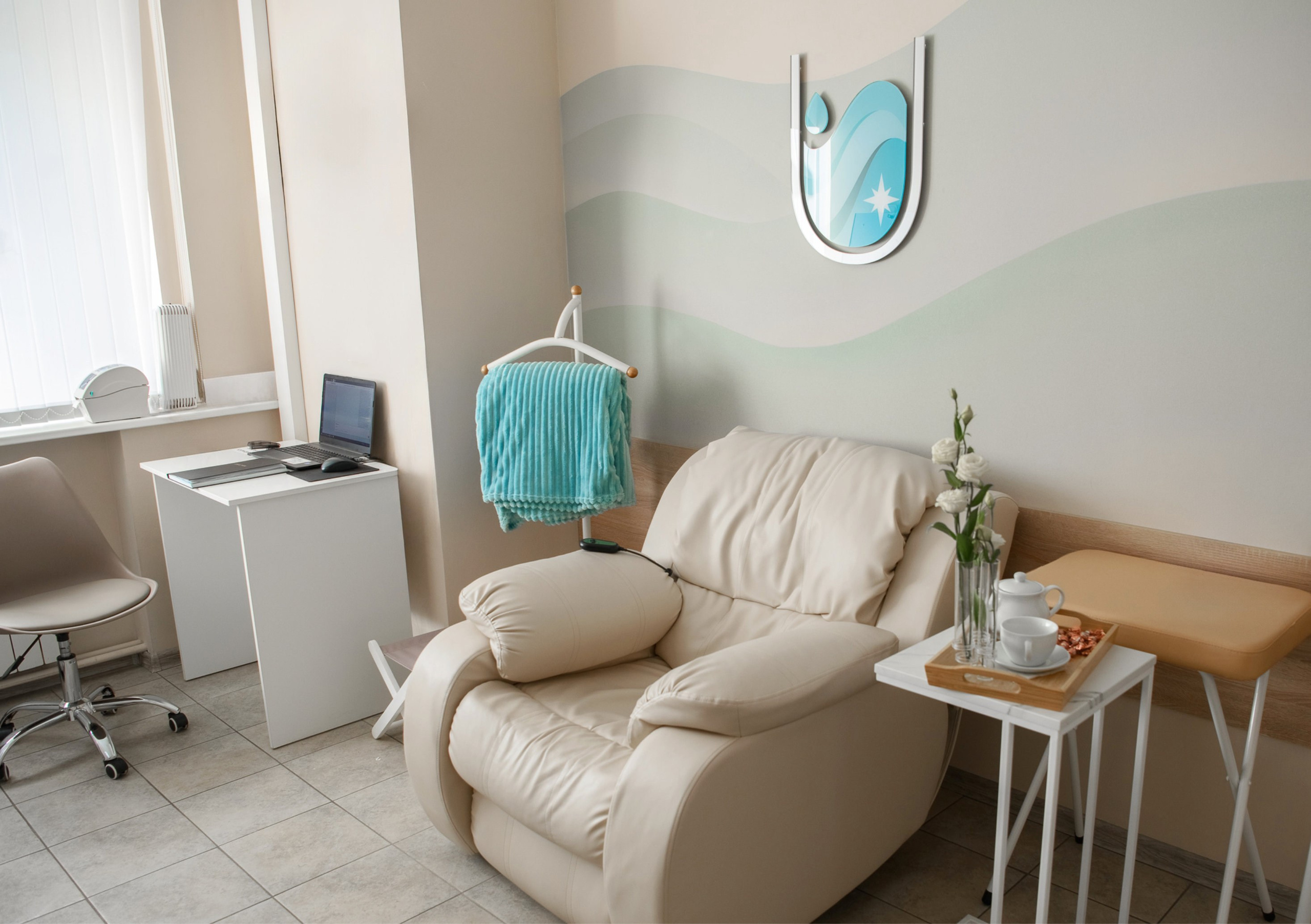 Логотип, форма, интерьерные вывески для клиники в Санкт-Петербурге. О дизайнере