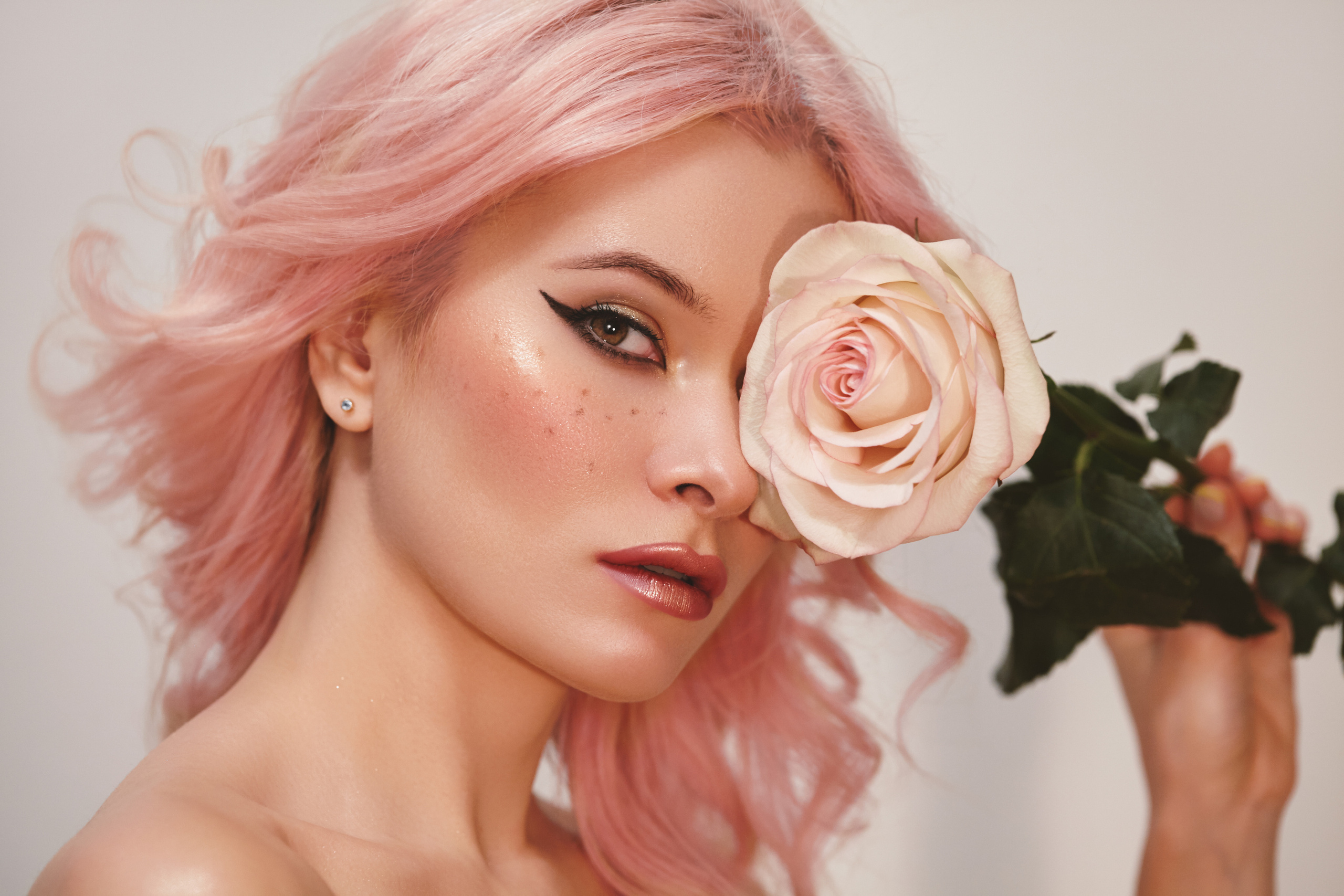 High-End Retouching Portfolio | Marina Frost. Marina Frost | Beauty & Fashion Photographer & Retoucher and AI Artist
