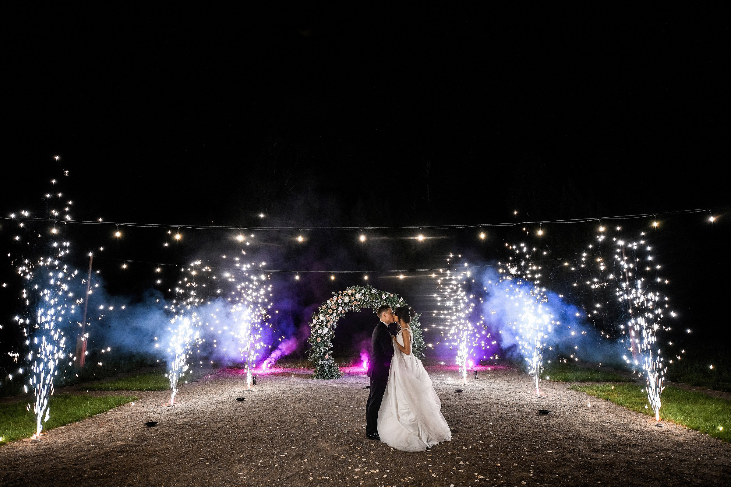 🌄 Демьян и Катя — свадьба в нацпарке "Столбы" | Веселый банкет и эпичные фото на скалах. 📸 Свадебный и семейный фотограф в Красноярске Тихомиров Евгений | 17 лет опыта | 800+ свадеб