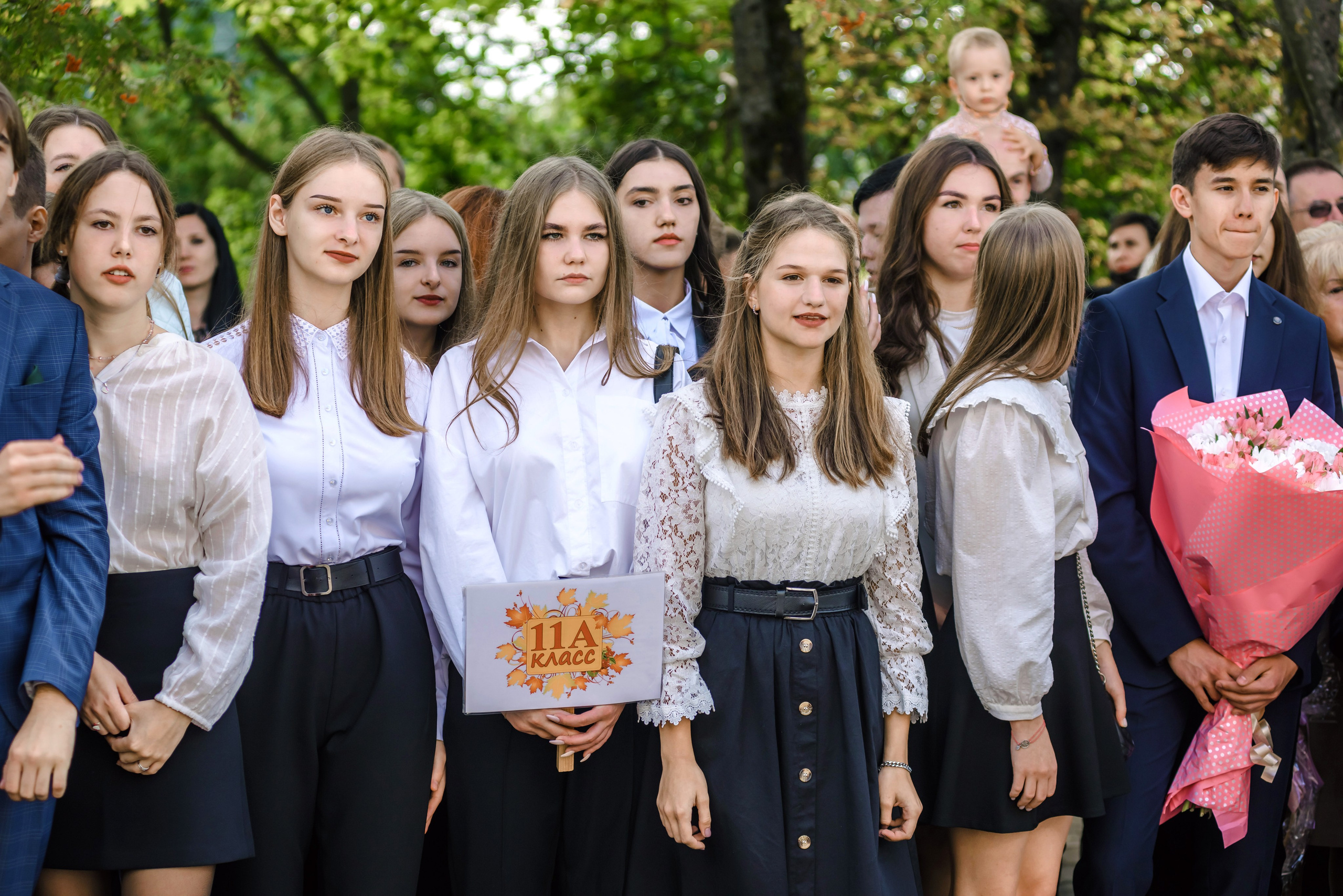 Линейка 11-е классы 2023. Фотограф Галина Лисанова, г. Брянск