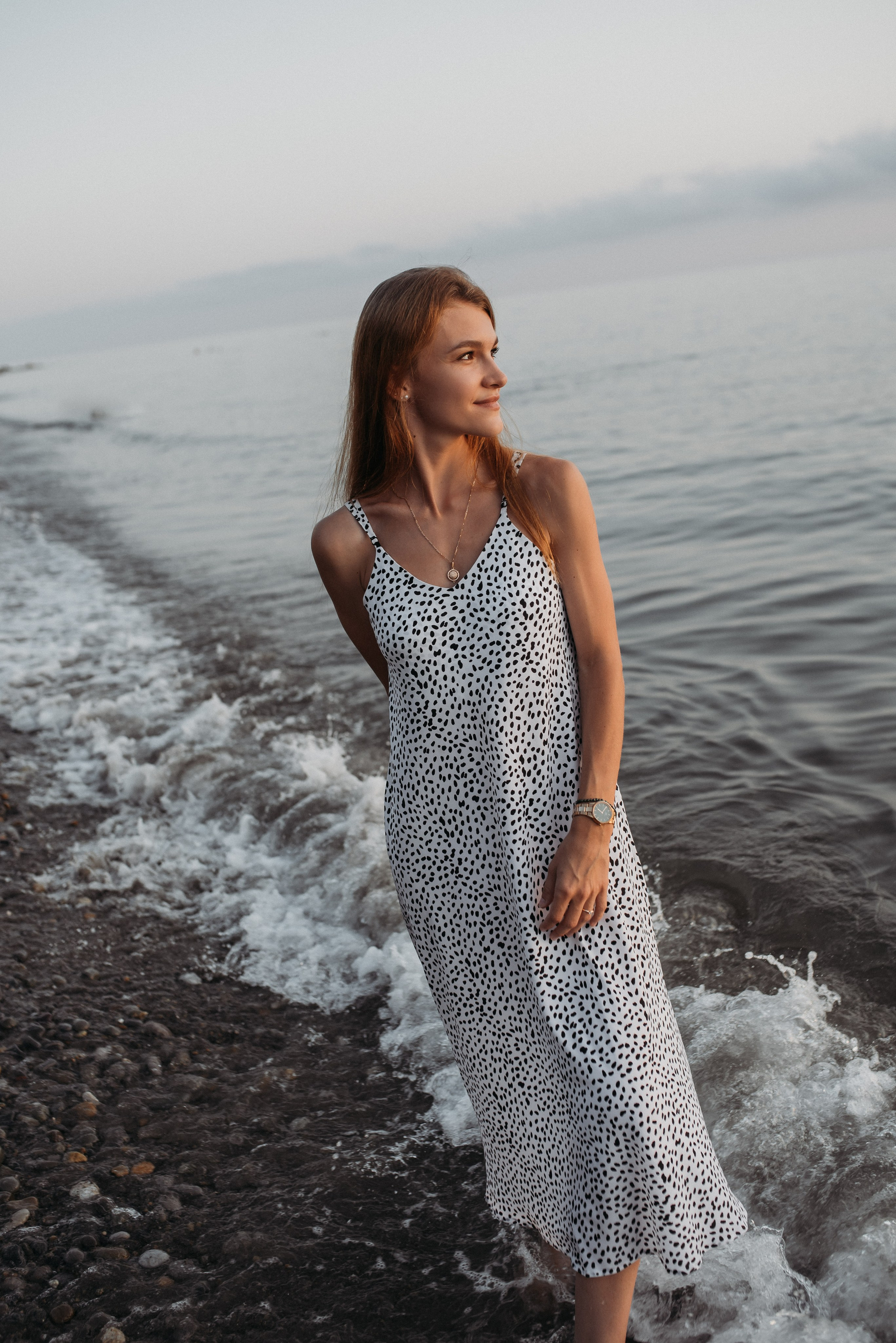 Семейная фотосессия мамы с дочками на берегу моря в Сочи Сириус Адлер. Фотограф в Сочи — Маргарита Поганова