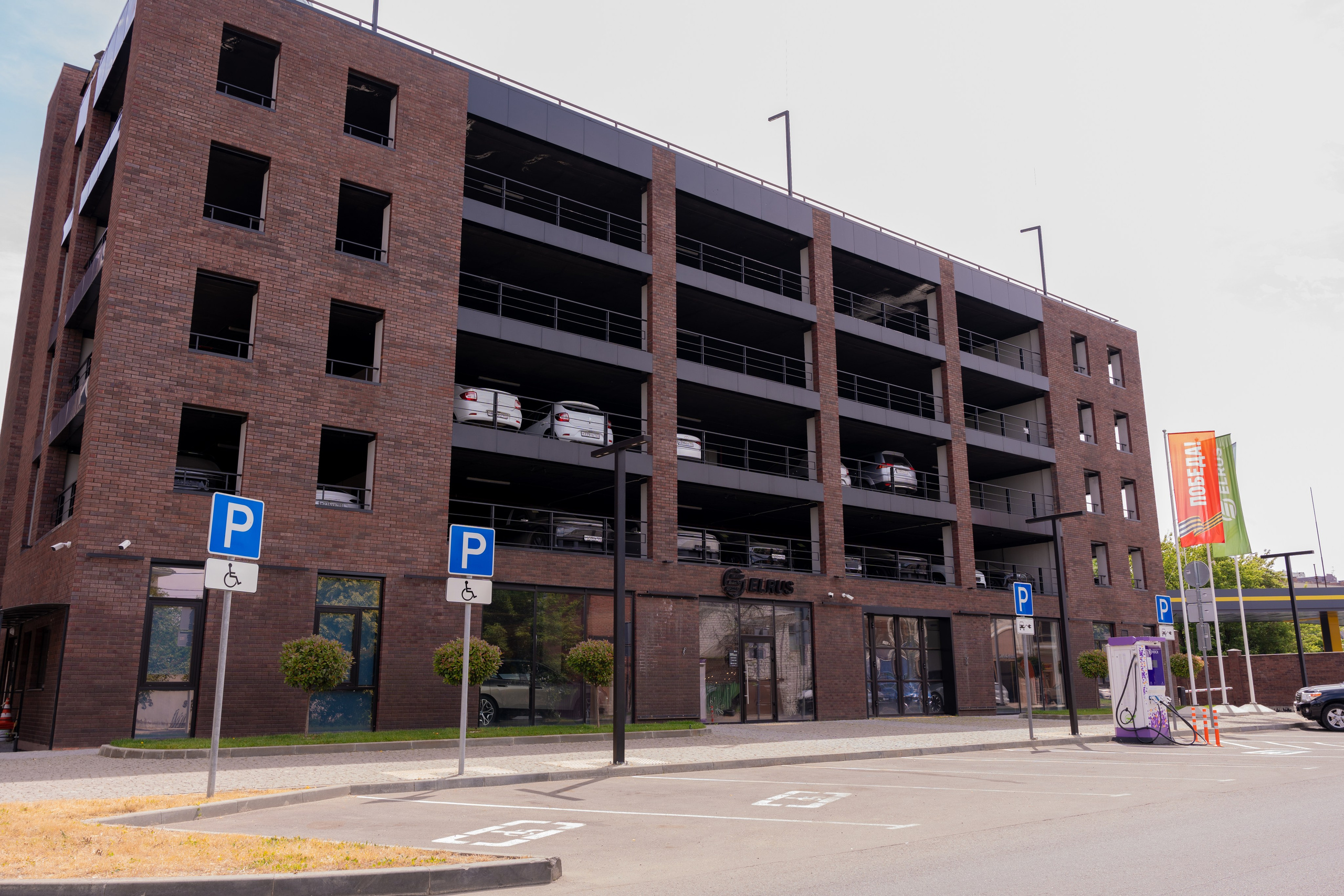 Интерьерная фотосъемка автосалона Elrus в Краснодаре. Zeekr, LiXiang Профессиональная фотосъемка интерьера премиум-автосалона в Краснодаре. Шедевры для Вас! Фотограф и Видеограф в Краснодаре Пахиев Руслан