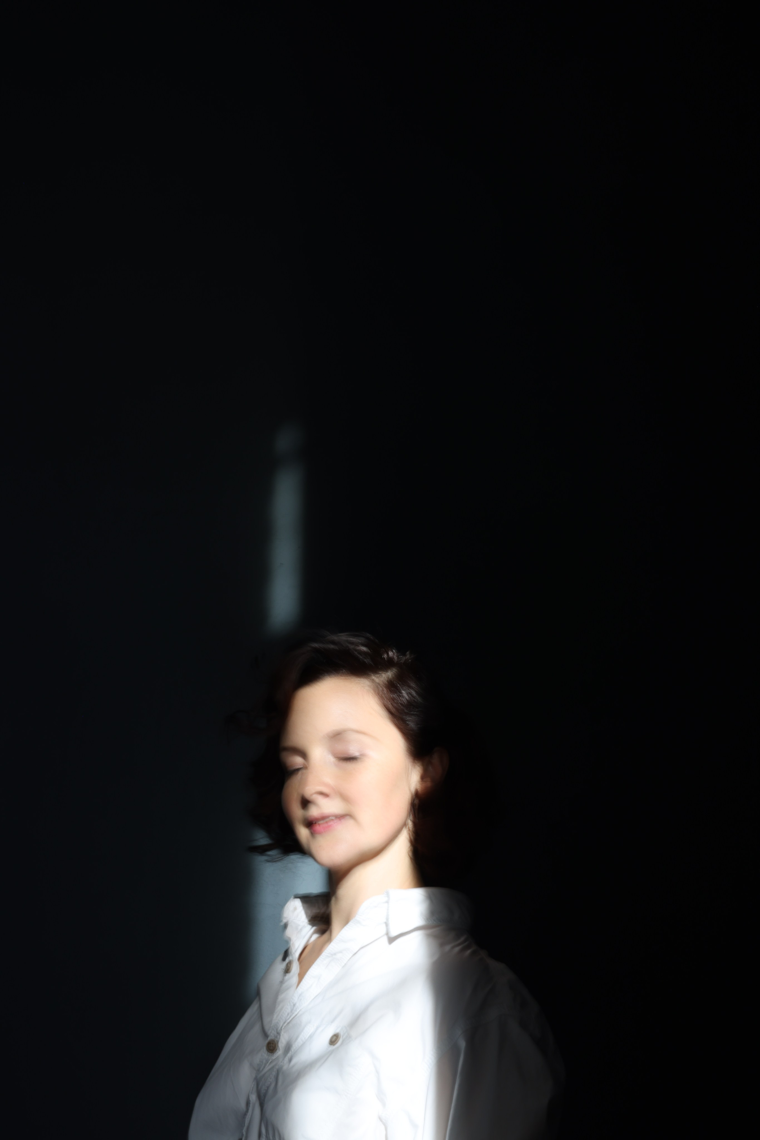 Сьемка в студии, брюнетка на темном фоне Фотограф - Мэри Маршания