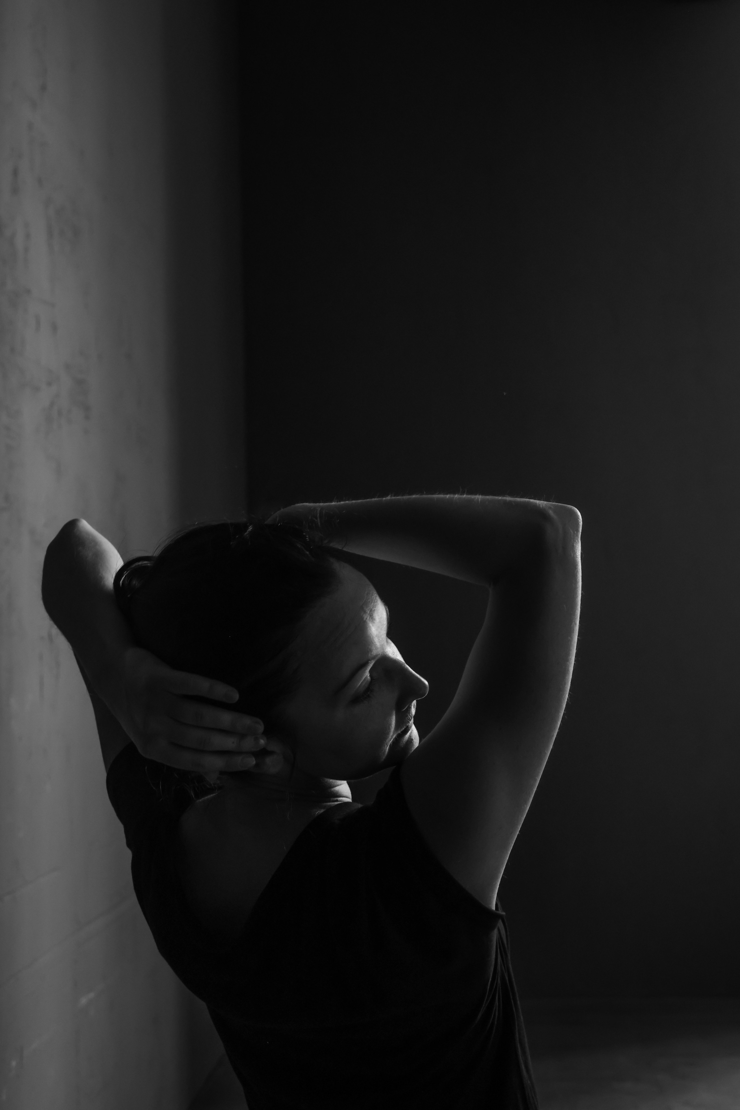 Сьемка в студии, брюнетка на темном фоне Фотограф - Мэри Маршания