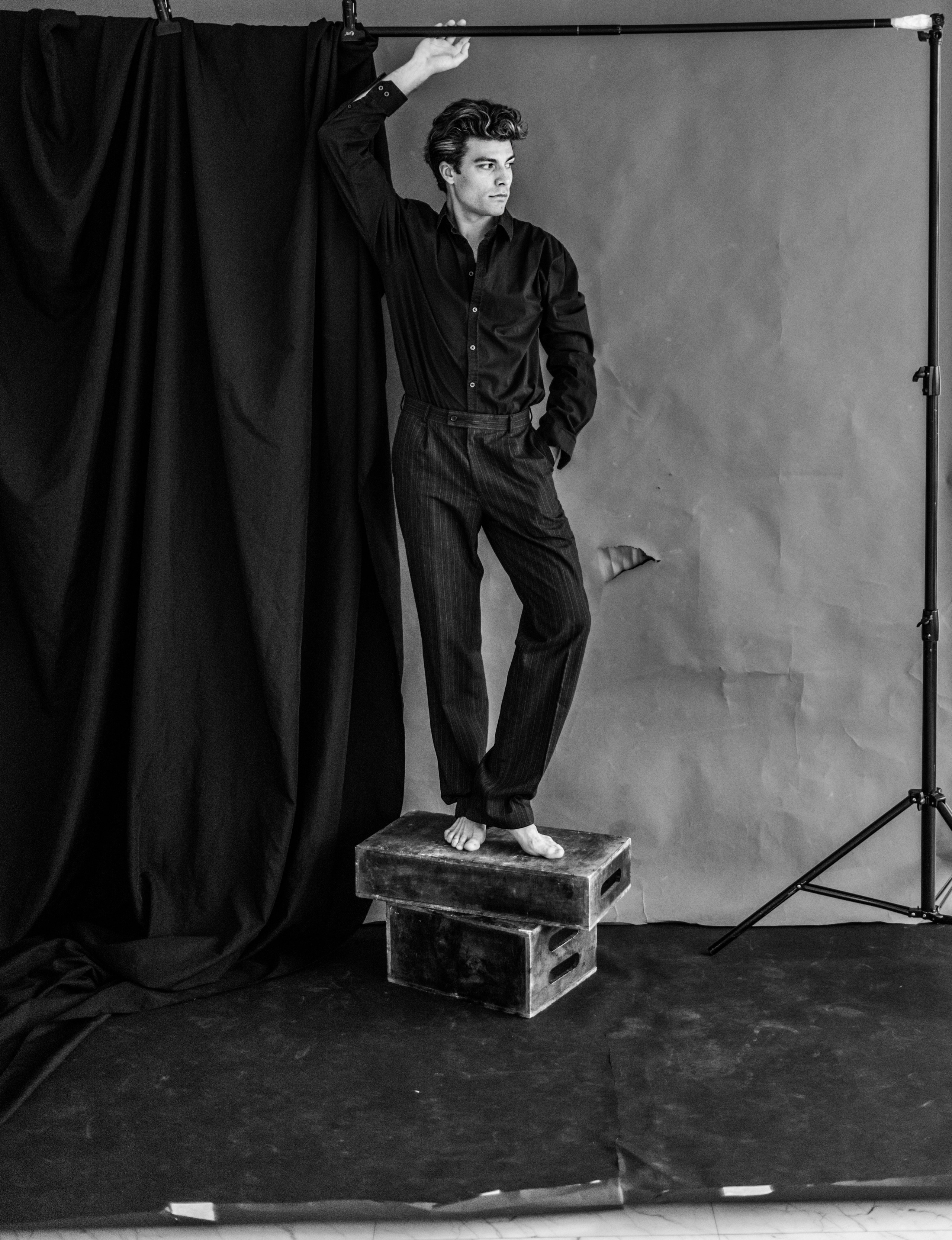 Мужская фотосессия Москва, черно-белый стиль, запечатлите свою историю.