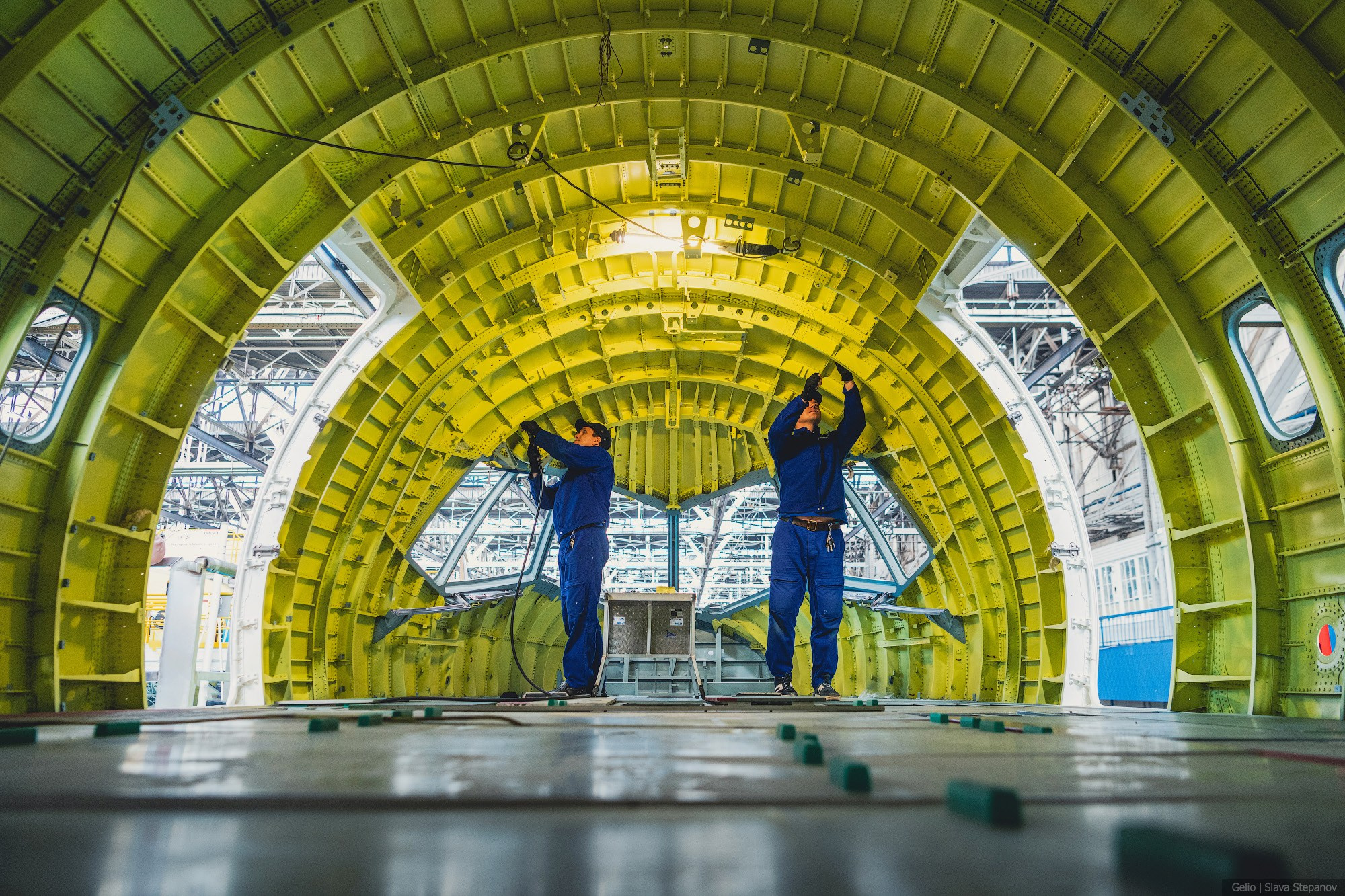 Сборка кабины пилотов новейшего лайнера МС-21, клепальщики за работой внутри фюзеляжа