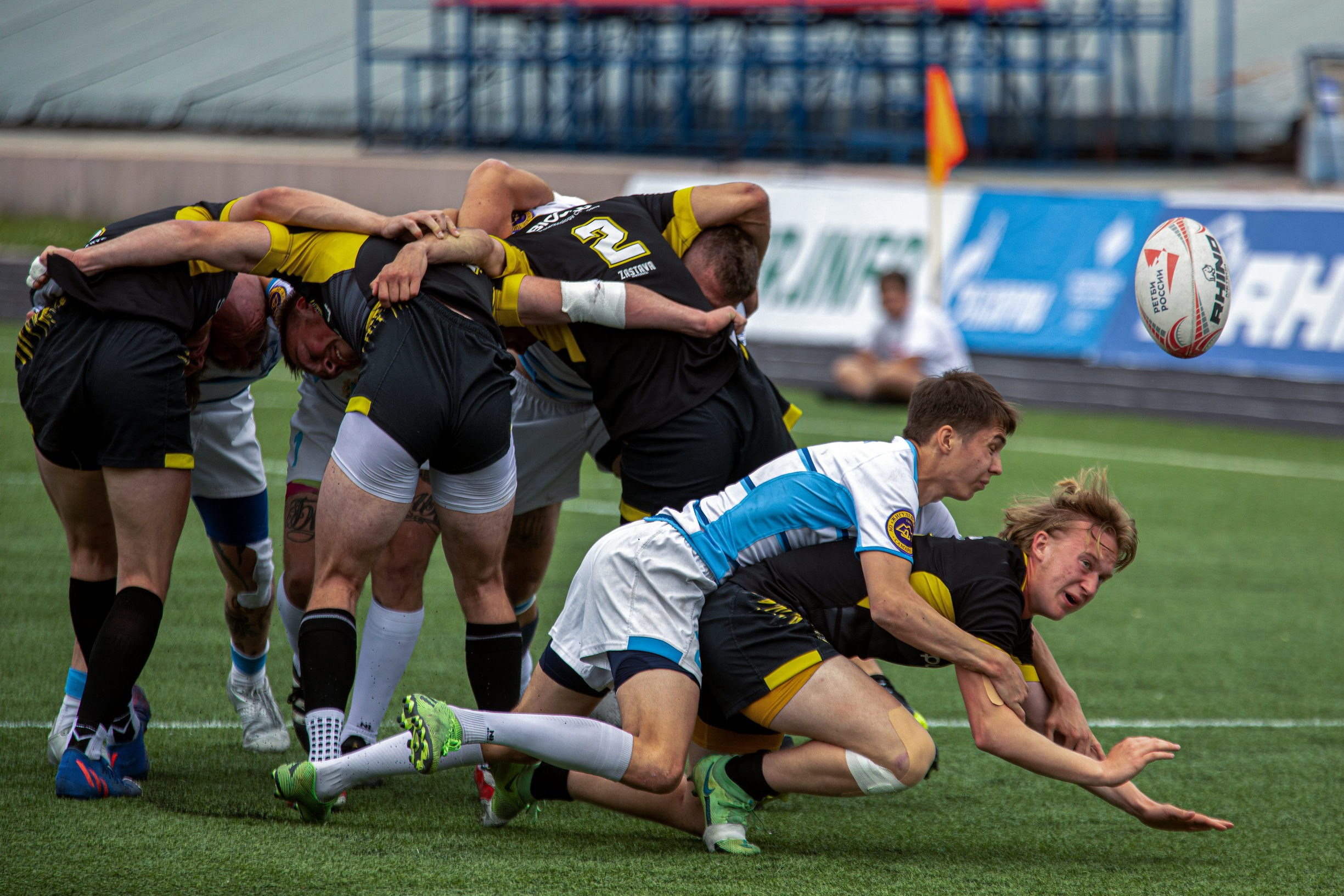 спортивная фотография, Регби напряжённая борьба за мяч