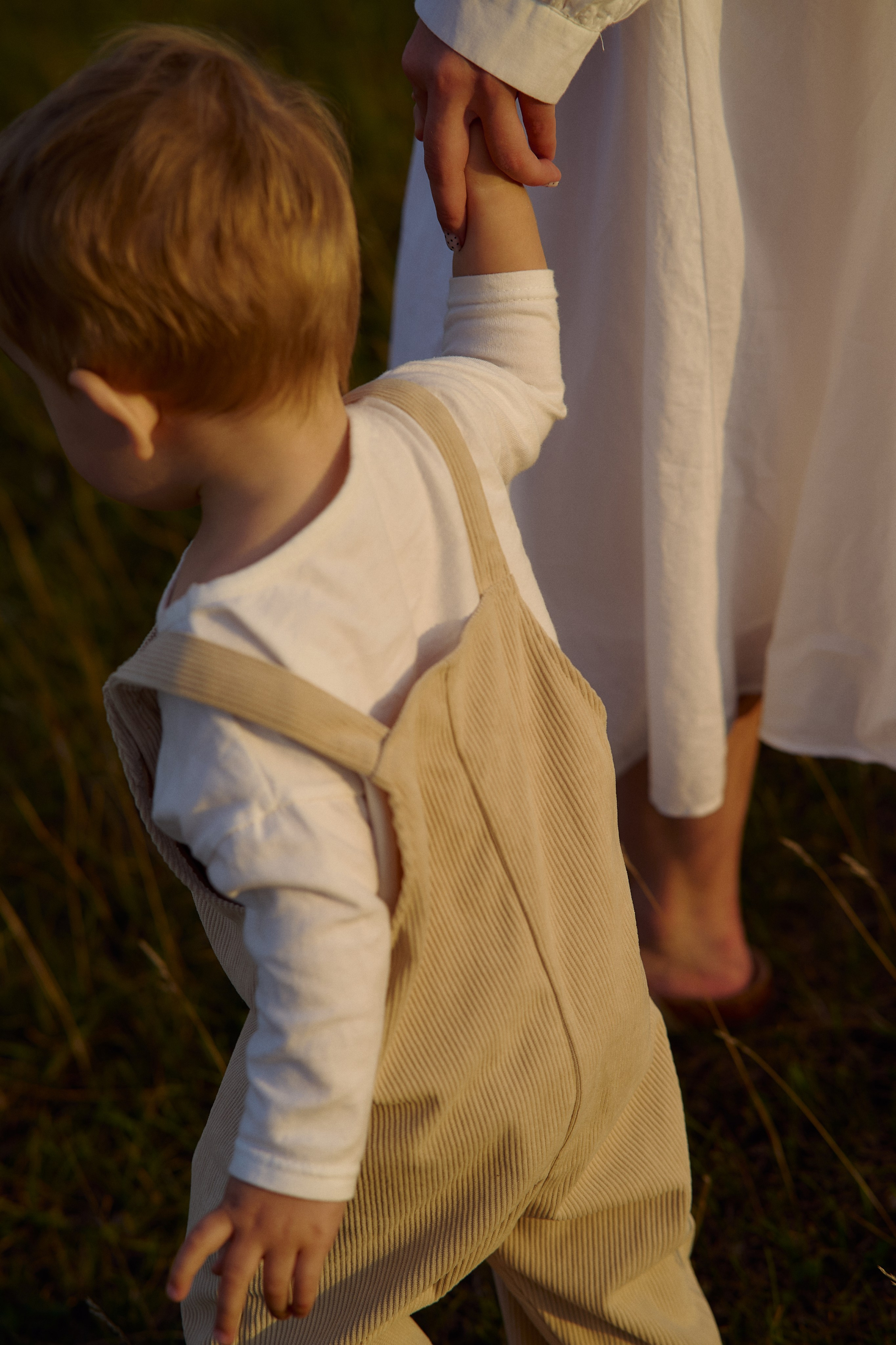 Шамиль, Аня и Марс в поле с барашками. Семейный и свадебный lifestyle-фотограф в Москве Мария Петрова