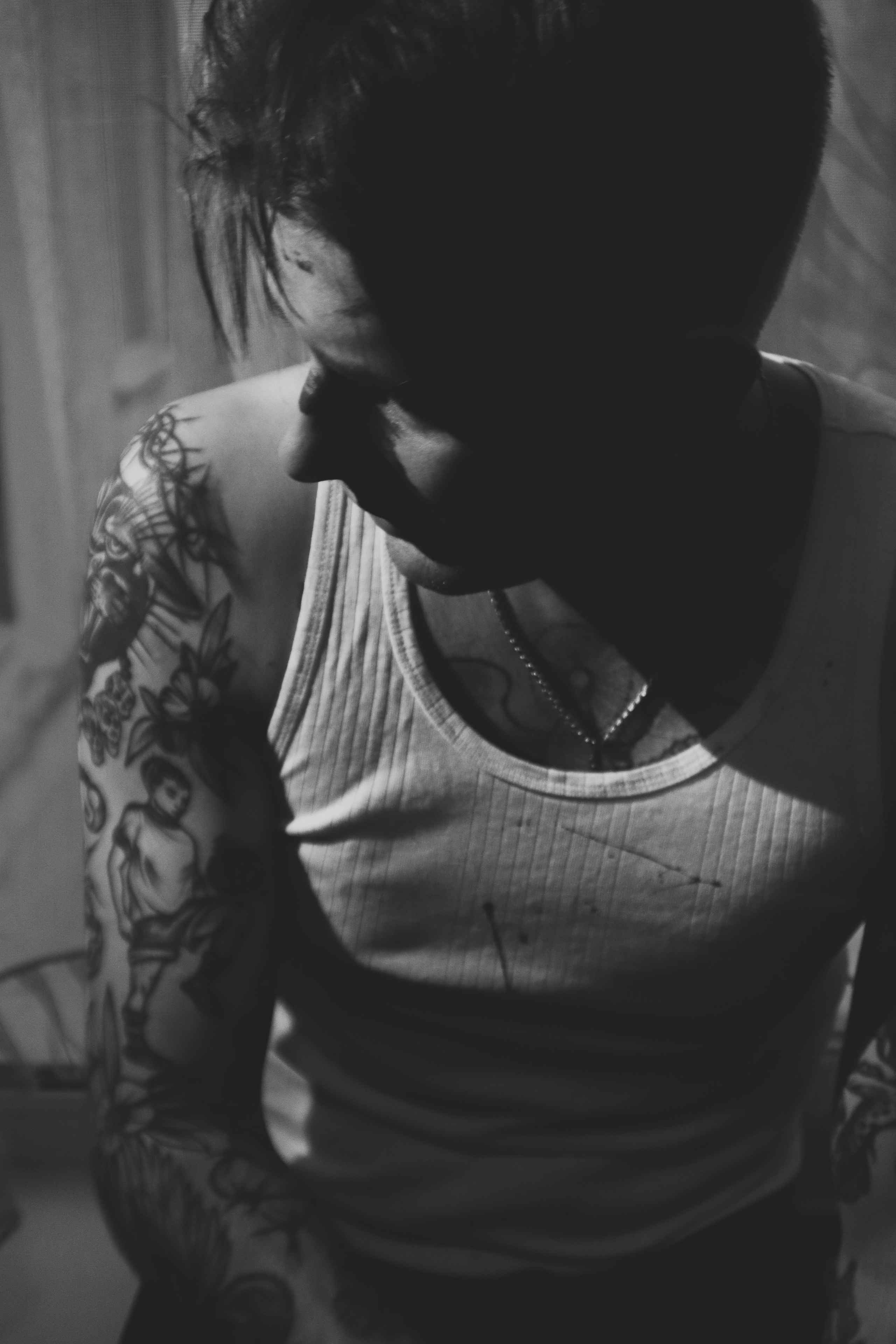 Чёрно-белое фото мужчины в стилистике 80-х