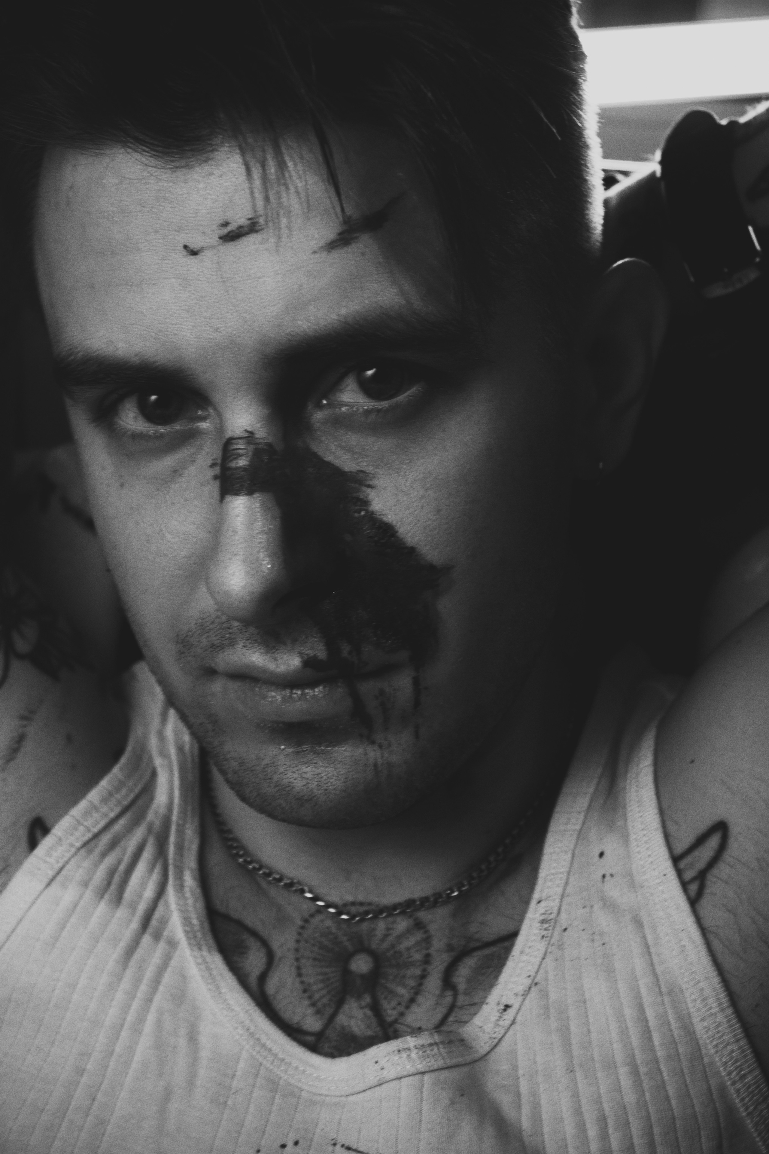 Чёрно-белое фото мужчины в квартире с одним источником наезд сверху