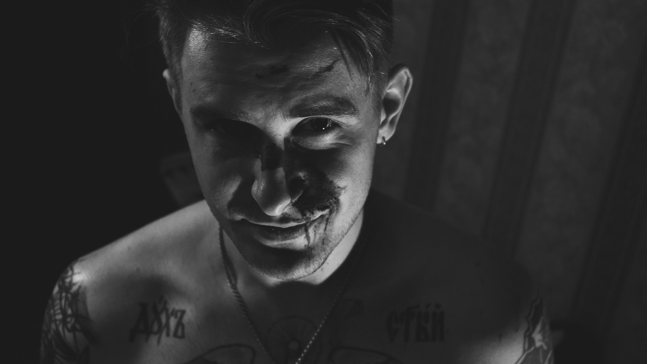 Чёрно-белое фото мужчины в квартире с одним источником портрет профиль горизонт