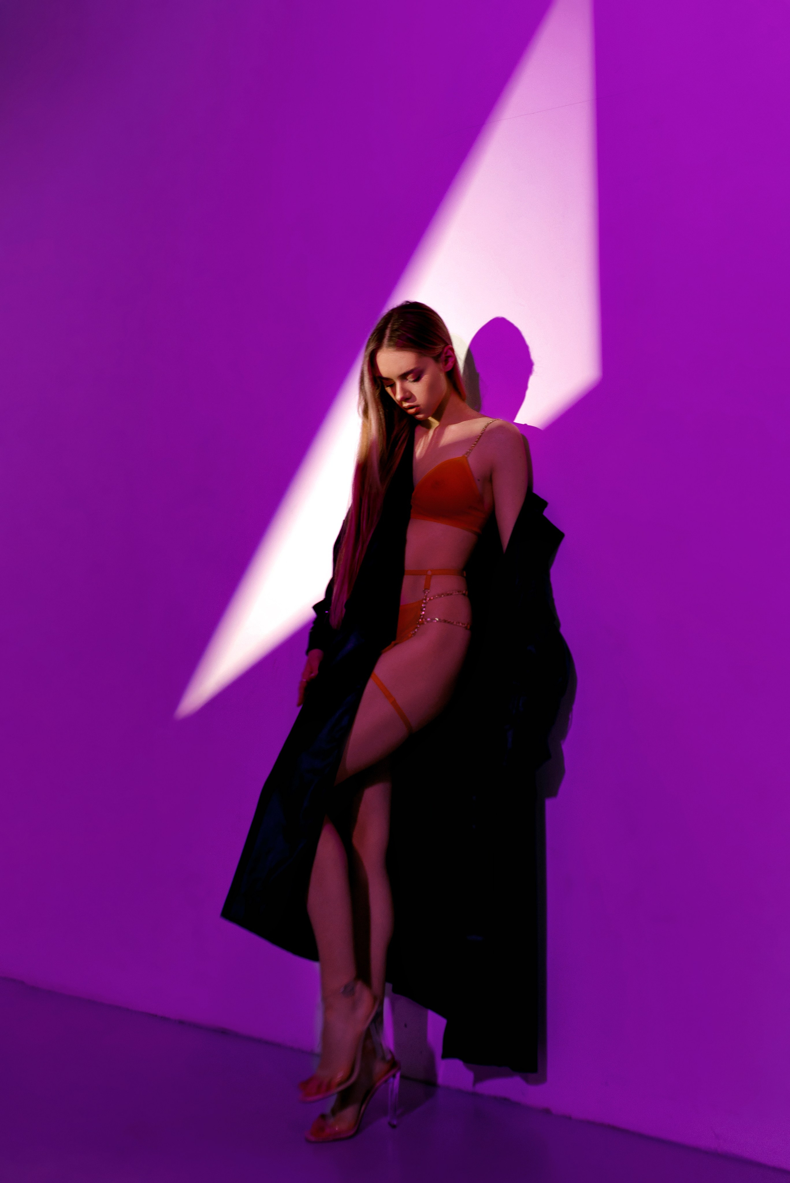 Фотосъемка в белье и черном плаще. Фотограф в Витебске Сергей Томашев