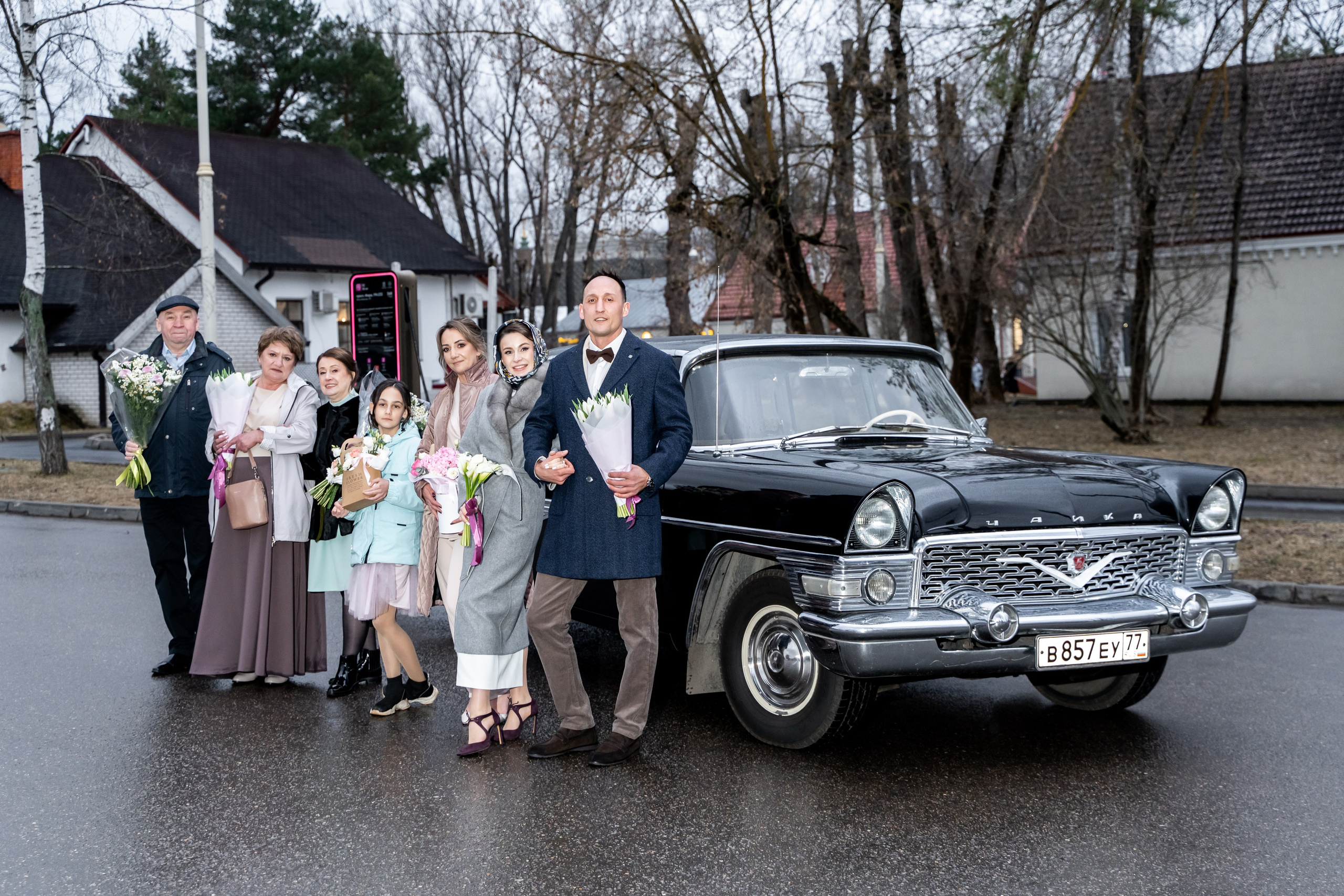 Свадебный фотограф в Москве. Свадебный фотограф Видное, Бутово, Домодедово, Щербинка, Царицыно. Свадебная фотосессия и сборы невесты в отеле Soluxe. Регистрация брака во дворце бракосочетания ВДНХ. Свадьба на ВДНХ. Свадебная фотосессия с ретро автомобилем Чайка. 