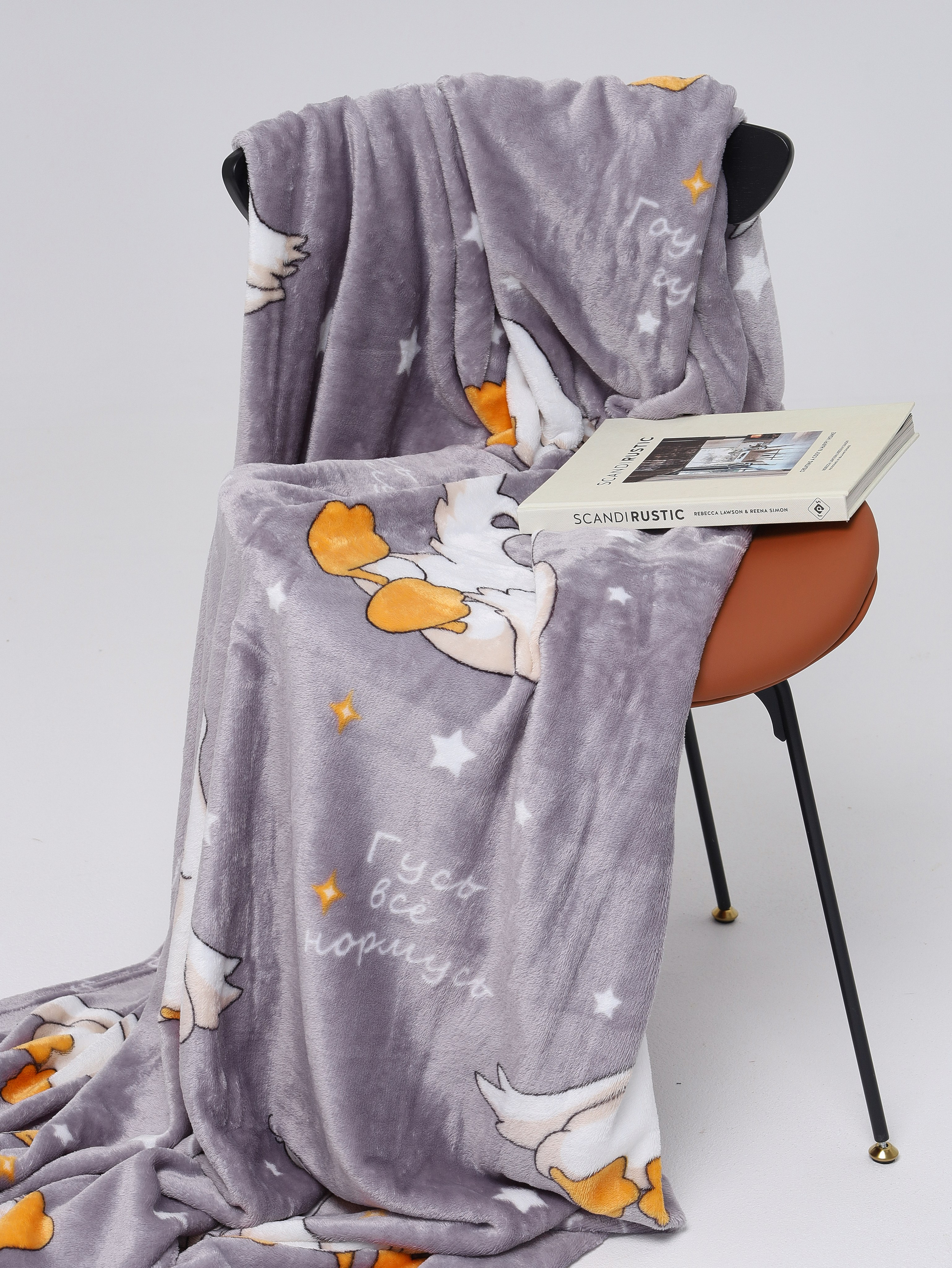 Креативная съемка постельного белья, подчеркивающая уют и комфорт.