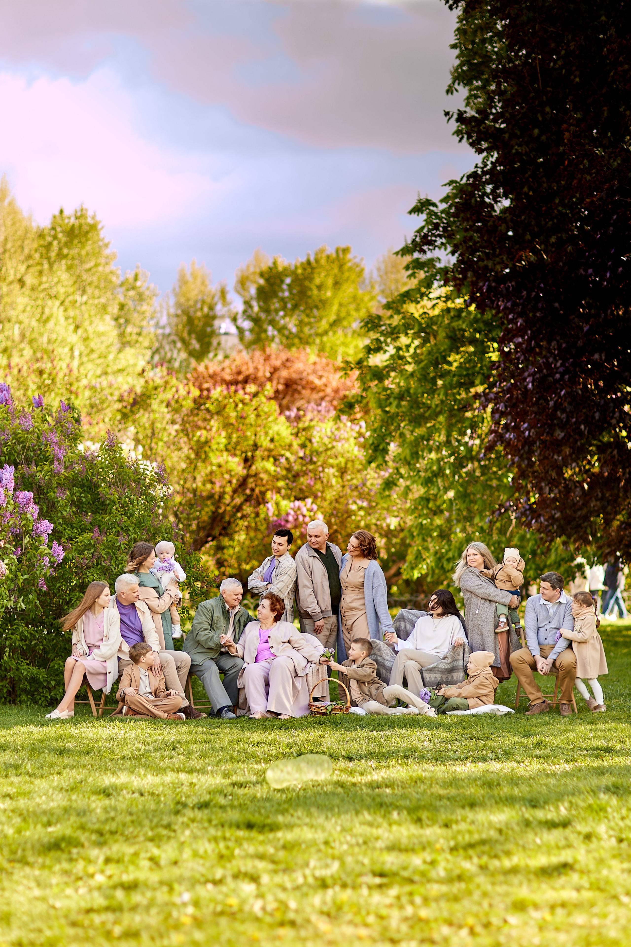 Семья в Сиреневом саду. Главная