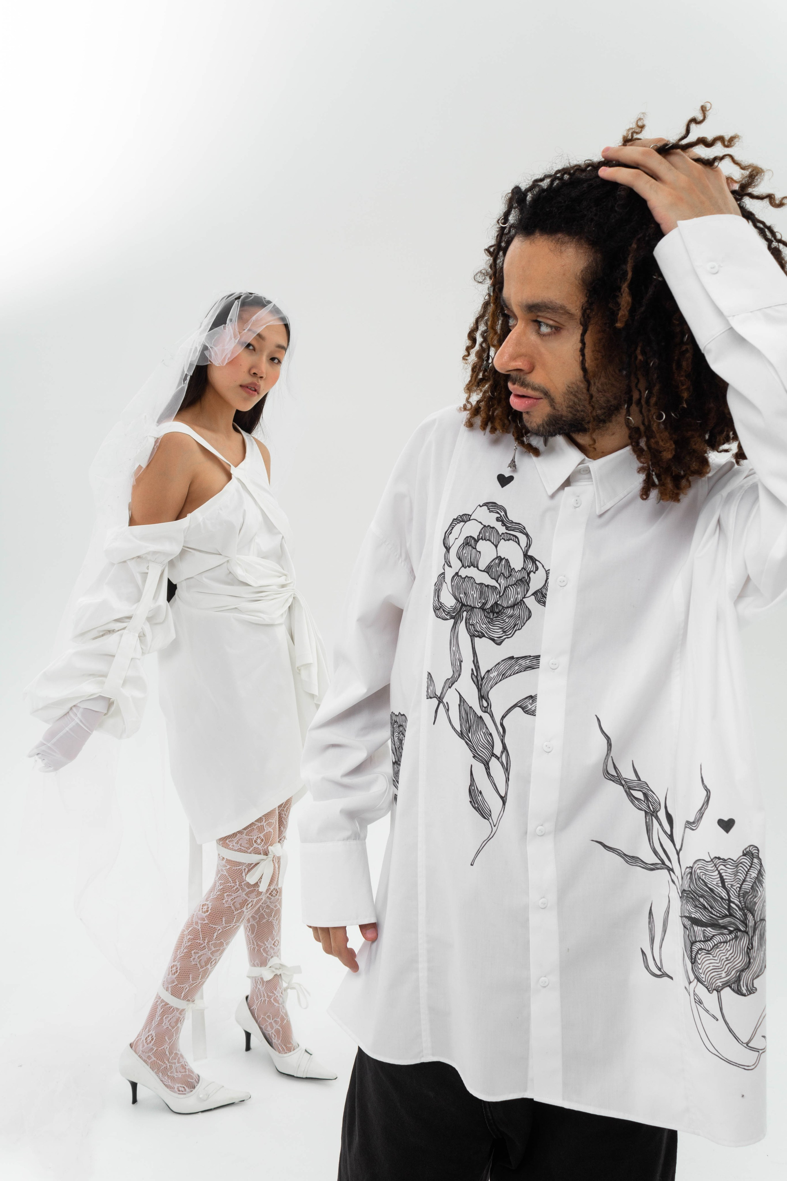 Темнокожий мужчина в белой рубашке и девушка в белом платье