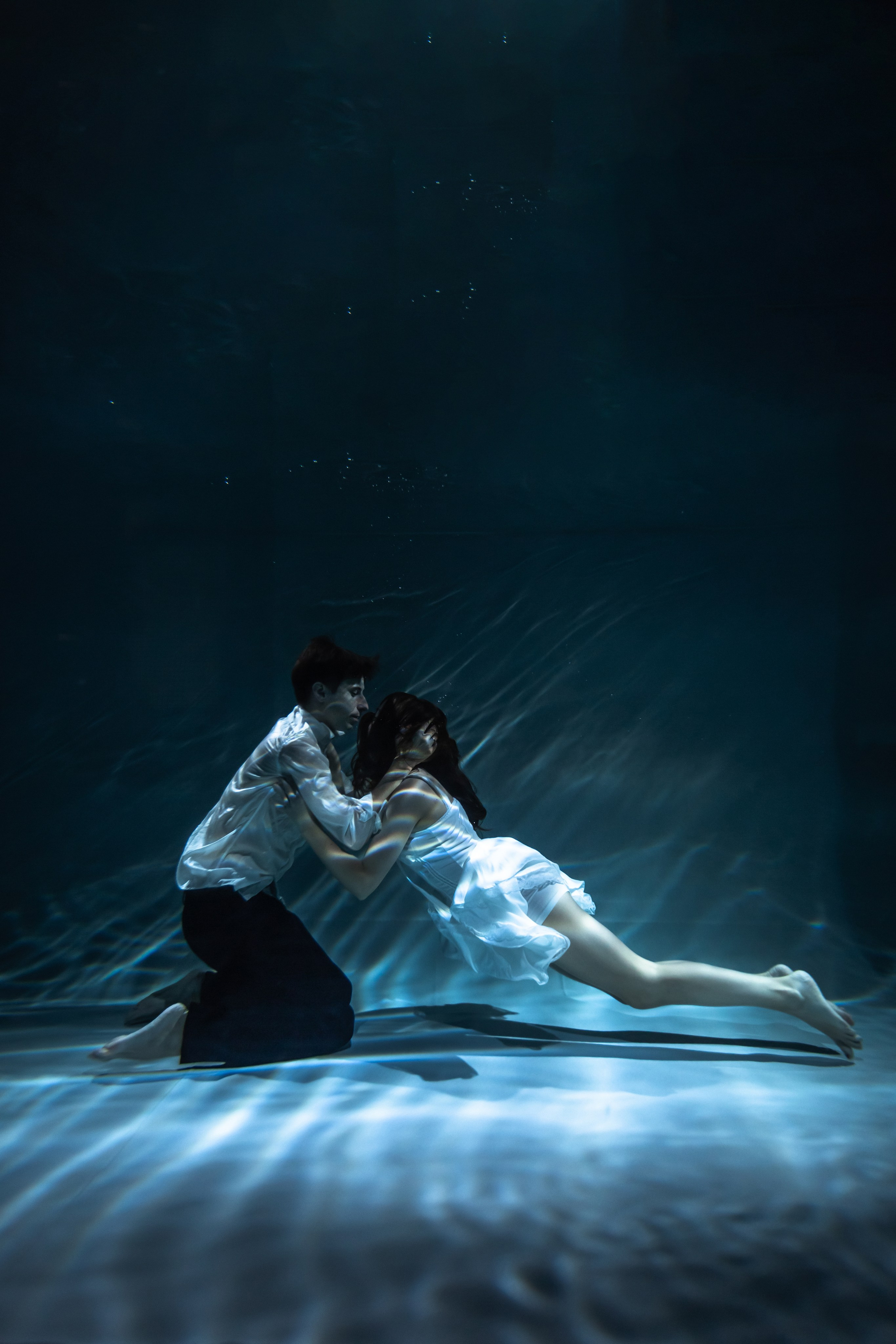 Love story под водой в бассейне.