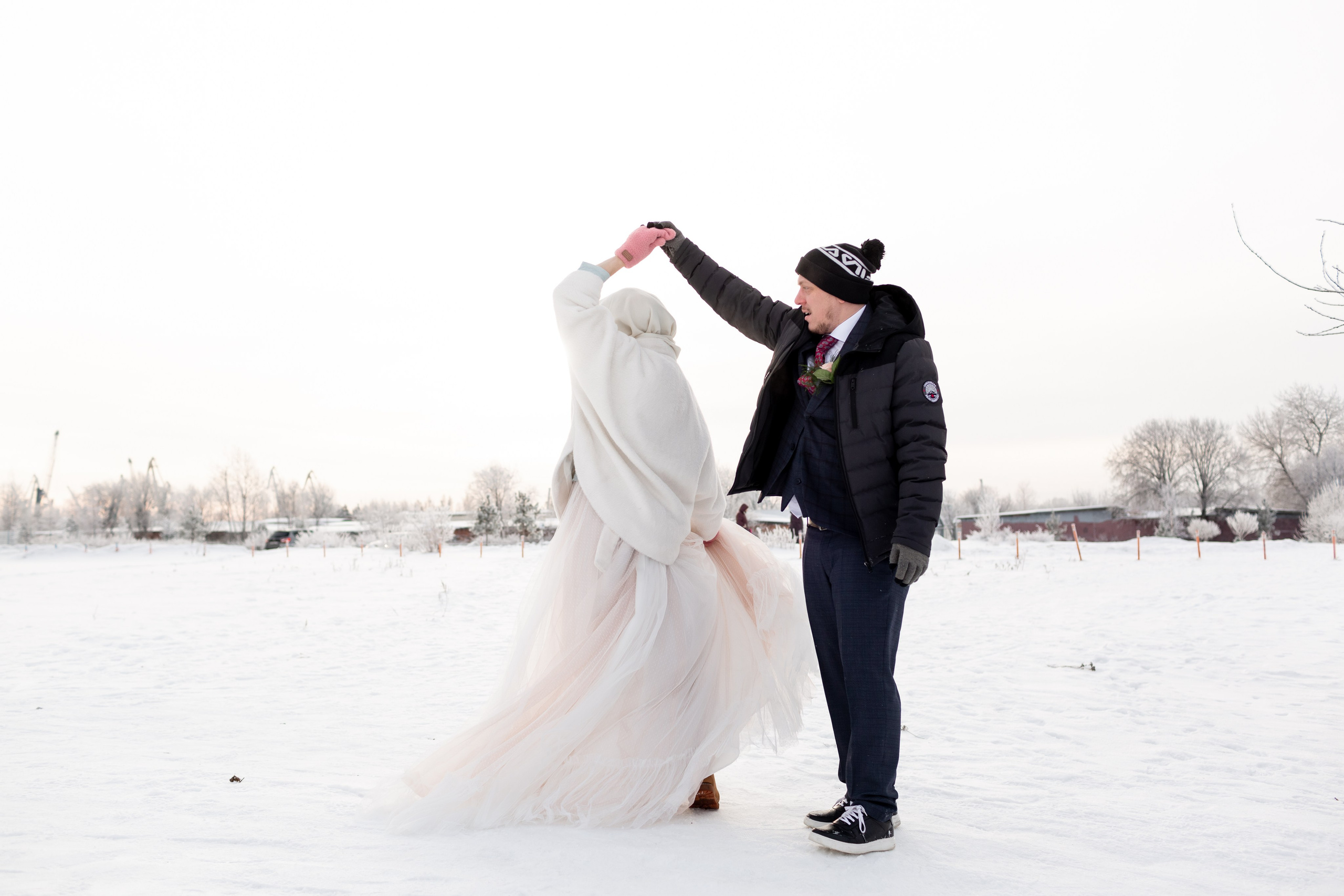 Свадебный фотограф в Санкт-Петербурге, зимняя фотосессия невесты на снегу