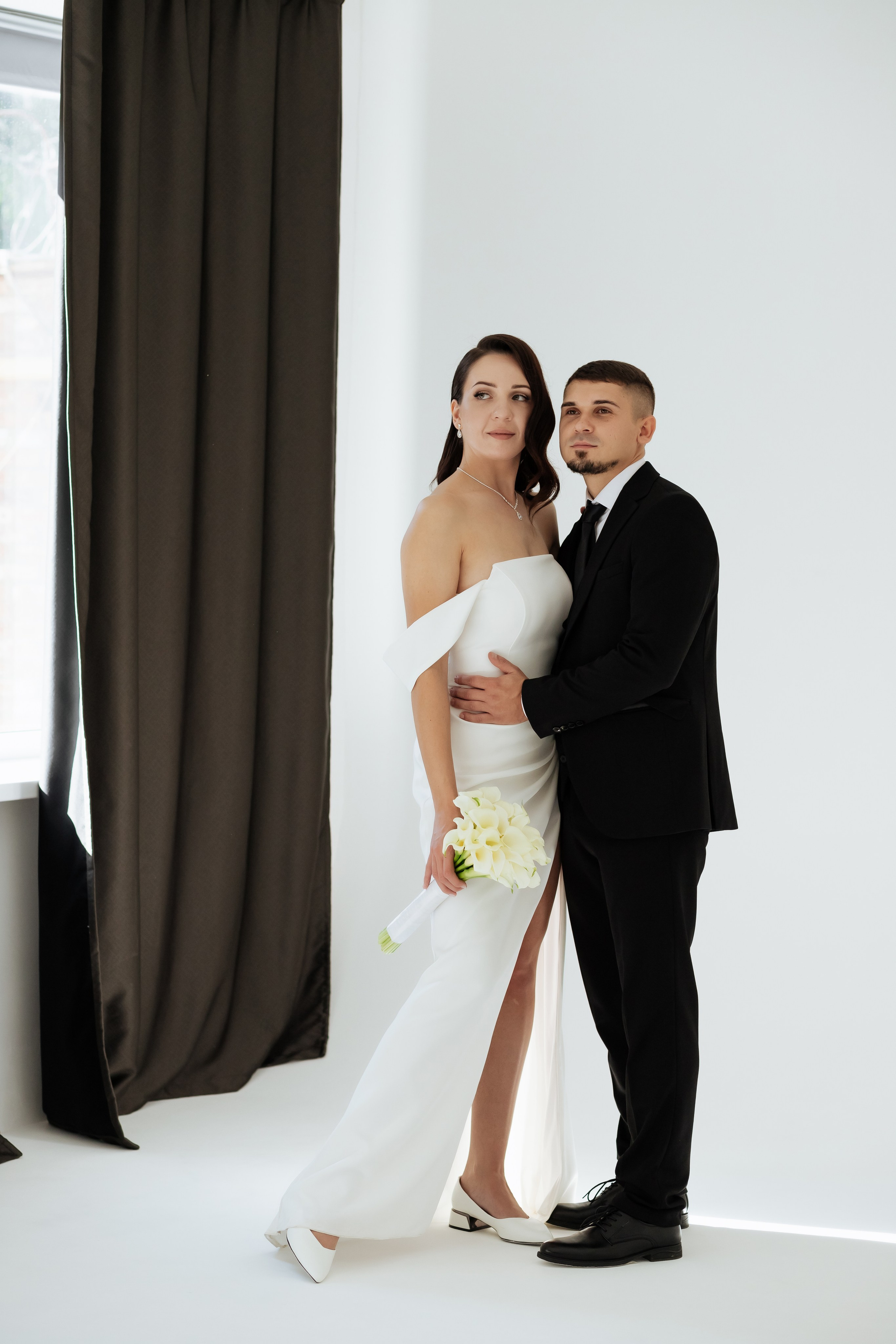 Студийная съемка молодожен на циклораме