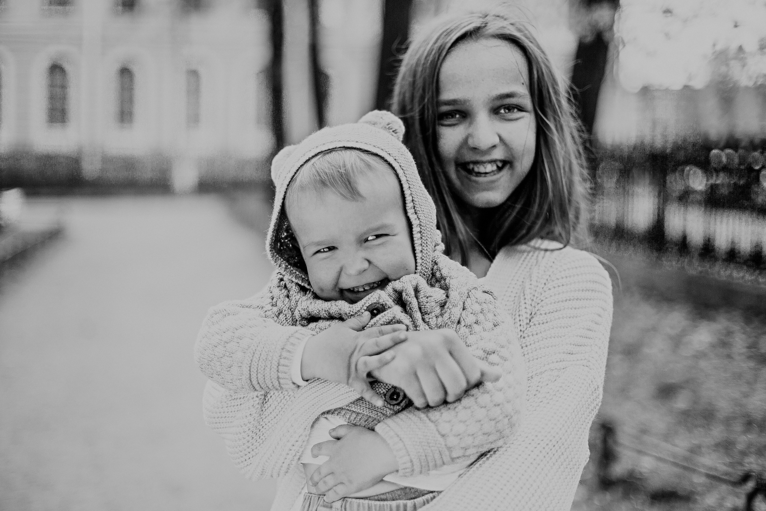 Городская фотосессия девочки с маленьким братом. Детский, свадебный и семейный фотограф Юлия Курбатова, Санкт-Петербург