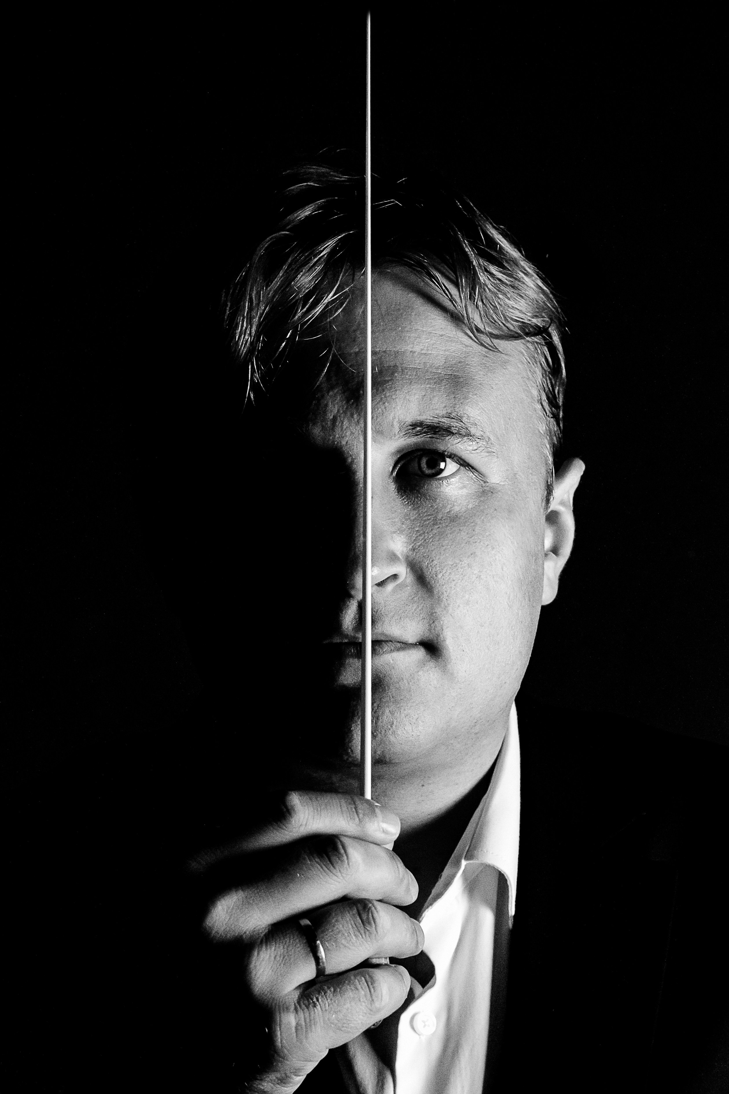 Черно белый портрет дирижёра с дирижёрской палочкой