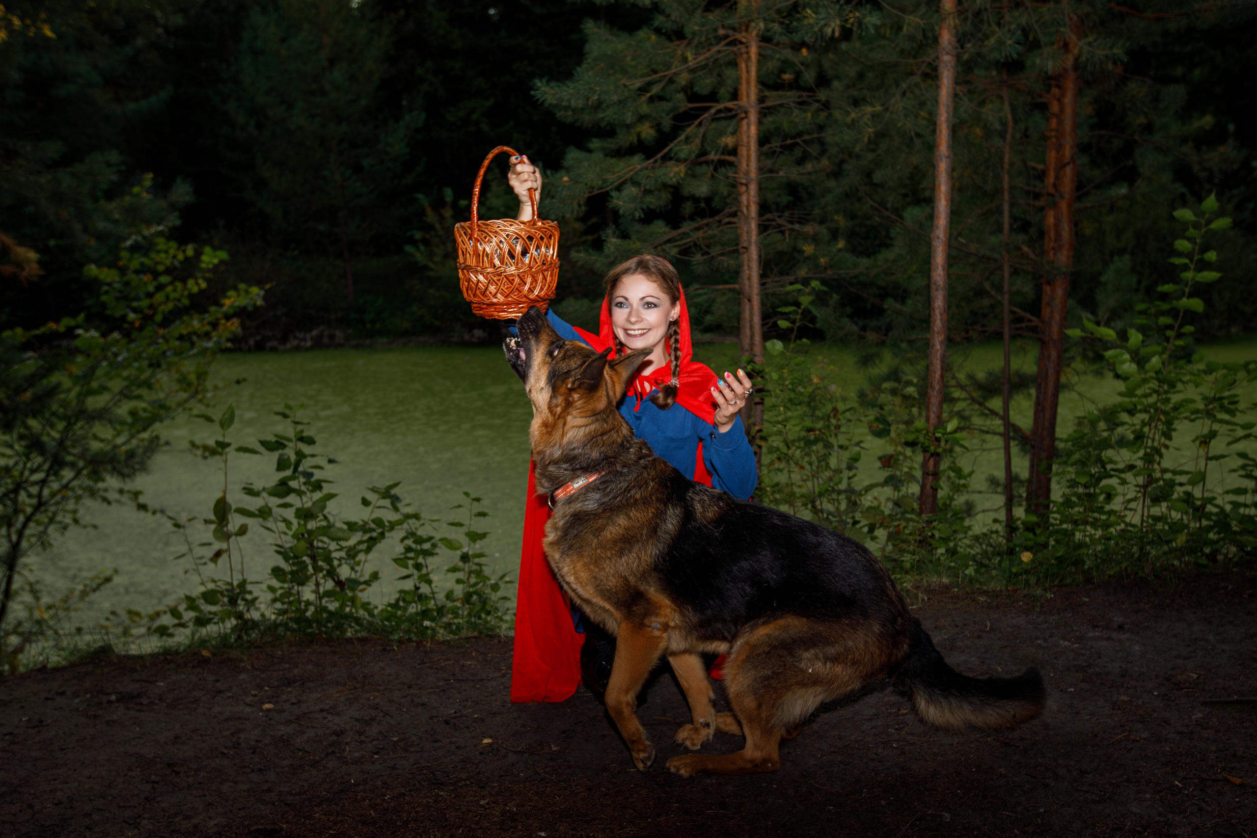 Красная шапочка и овчарка. Фотограф Екатерина Козловская