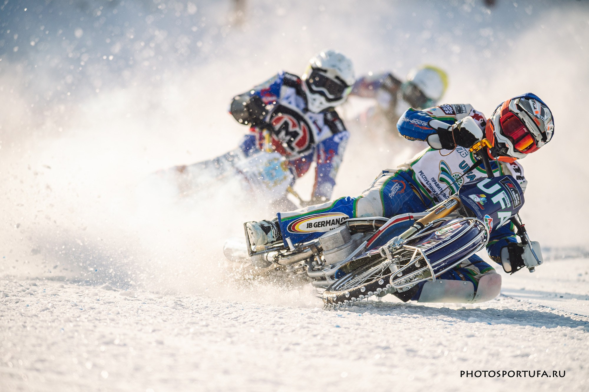 Мотогонку на льду. Спортивный фотограф в Уфе Евгений Буров